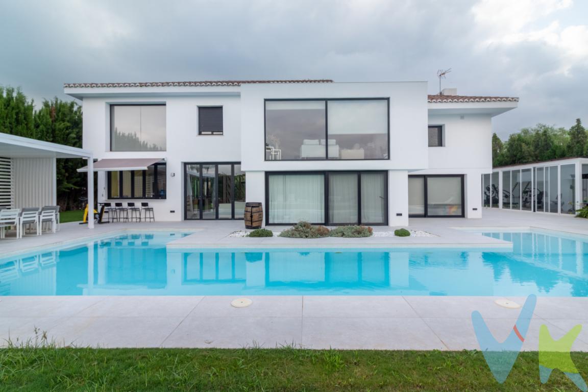 Espacio y Comodidad en un Entorno PrivilegiadoPresentamos una magnífica oportunidad para adquirir una imponente casa independiente situada en una ubicación ideal que ofrece tranquilidad y acceso rápido a varios servicios. Esta majestuosa propiedad fue construida en el año 1983 y totalmente reformada en 2019. Se erige sobre una amplia parcela de 1560 m² que te proporcionará el espacio deseado para disfrutar de momentos inolvidables con tu familia o amigos.Con un espacio habitable de 368 metros construidos, esta residencia ofrece generosidad y encanto en cada rincón. La propiedad cuenta con siete amplias habitaciones, lo cual la hace ideal para familias numerosas o para aquellos que buscan un espacio extra para invitados, oficinas o áreas de recreación. Cada estancia captura la luz natural de manera excepcional, ya que abarca las 4 orientaciones, creando un ambiente cálido y acogedor al que querrás llamar hogar.Además de sus elegantes interiores, la propiedad se destaca por su impresionante parcela exterior. La zona ajardinada es perfecta para aquellos que disfrutan de la naturaleza y desean tener su propio santuario verde para relajarse o jugar con los niños: una \"casa del árbol\" para los mas pequeños, una terraza rodeada de plataneras para la práctica del yoga y la meditación, un espectacular gimnasio exterior cubierto y una piscina de ensueño.  Esta área al aire libre es un punto clave para entretener a los invitados durante los días soleados. La piscina privada añade un toque de lujo y exclusividad a la propiedad. Está rodeada por la zona verde donde tomar el sol y por la terraza que conecta con la casa. Es el lugar perfecto para refrescarse durante los meses cálidos, organizar reuniones veraniegas inolvidables o simplemente disfrutar de un baño en total privacidad. Sus dimensiones están cuidadosamente pensadas para garantizar comodidad y seguridad para toda la familia.  La casa se divide en tres estancias diferenciadas e independientes para dar privacidad a la vivienda principal cuando vienen visitas. Esto la convierte en un espacio ideal para familias grandes que deseen convivir en un mismo espacio de zonas comunes con la privacidad del espacio independiente y aislado. Con casi tantos baños como habitaciones, este chalet cuenta también con tres cocinas totalmente equipadas, tres salones y dos espacios de lavandería. dos de las habitaciones principales cuentan con el baño en suite y zona de vestidor. A pesar de su entorno sereno, la propiedad cuenta con una conexión cómoda a la ciudad gracias a la cercanía del transporte público. La parada de autobús está próxima al inmueble, facilitando el acceso a colegios, centros comerciales y demás lugares de interés. Esta ventaja hace de la propiedad una opción práctica para aquellos que desean disfrutar de la paz de una casa independiente sin renunciar a la conectividad urbana.  Canet d\'en Berenguer con banderas azules en todo su litoral, dispone de playas accesibles, puerto deportivo, colegios e instituto público y privado, comercios, zonas verdes, restaurantes, centros de salud, servicios públicos, farmacias... y la cercanía al puerto de Sagunto y a Valencia, ubicada a sólo 30 km facilitan todo lo necesario que requiere el día a día.  La arquitectura de la casa refleja elegancia y un estilo actual que ofrece una combinación perfecta entre lo práctico y lo moderno. Cada detalle ha sido cuidadosamente diseñado y mejorado para garantizar que la vivienda esté lista para ser ocupada por sus nuevos propietarios.Recomendamos visitar esta propiedad para experimentar de primera mano la sensación de amplitud y comodidad que ofrece. No pierdas la oportunidad de convertir esta casa en el hogar de tus sueños. Estamos seguros de que una vez la veas, te cautivará. Queremos que experimentes el privilegio de vivir en un espacio único, donde cada día se sentirá como un retiro personal.Estamos a tu disposición para coordinar una visita en la que puedas apreciar todas las maravillas y beneficios de este hermoso hogar. El futuro de tu familia empieza aquí, en uno de los entornos más deseados y satisfactorios que podrías imaginar. No esperes más para hacer esta casa tuya.OBSERVACIONES:* En nuestra agencia contamos con el distintivo de Agentes de Intermediación Inmobiliaria de la Comunitat Valenciana (Número de registro RAICV 1394) y cumplimos con todos los requisitos que debe tener un profesional del sector inmobiliario.*Por mandato expreso del propietario, comercializamos este inmueble en exclusiva, lo que le garantiza el acceso a toda la información, a un servicio de calidad, un trato fácil, sencillo y sin interferencias de terceros. Si usted es agente inmobiliario y tiene un cliente para este inmueble, llámenos estaremos encantados de colaborar.*El precio indicado no incluye gastos ni otros conceptos. A tal efecto, se informa que al referido precio habrá que añadirle los gastos propios de la transmisión inmobiliaria, entre los que cabe enumerar los siguientes: honorarios notariales, impuesto al que se encuentre sujeta la transmisión (Impuesto sobre el Valor Añadido o Impuesto sobre Transmisiones Patrimoniales y Actos Jurídicos Documentados, según el caso), gastos de inscripción en el Registro de la Propiedad y honorarios de intermediación de la agencia inmobiliaria.*¿Qué te ofrecemos en nuestra agencia?  - Agilizamos y hacemos más cómodo el proceso.  - ¡Nos ocupamos de todo! Cero preocupaciones.  - Recibe apoyo legal y fiscal durante todo el proceso.  - Experto inmobiliario 100% a tu lado.  - Asistencia post venta ¡Seguimos a tu lado!  Si deseas saber más, no dudes en ponerte en contacto con nosotros.