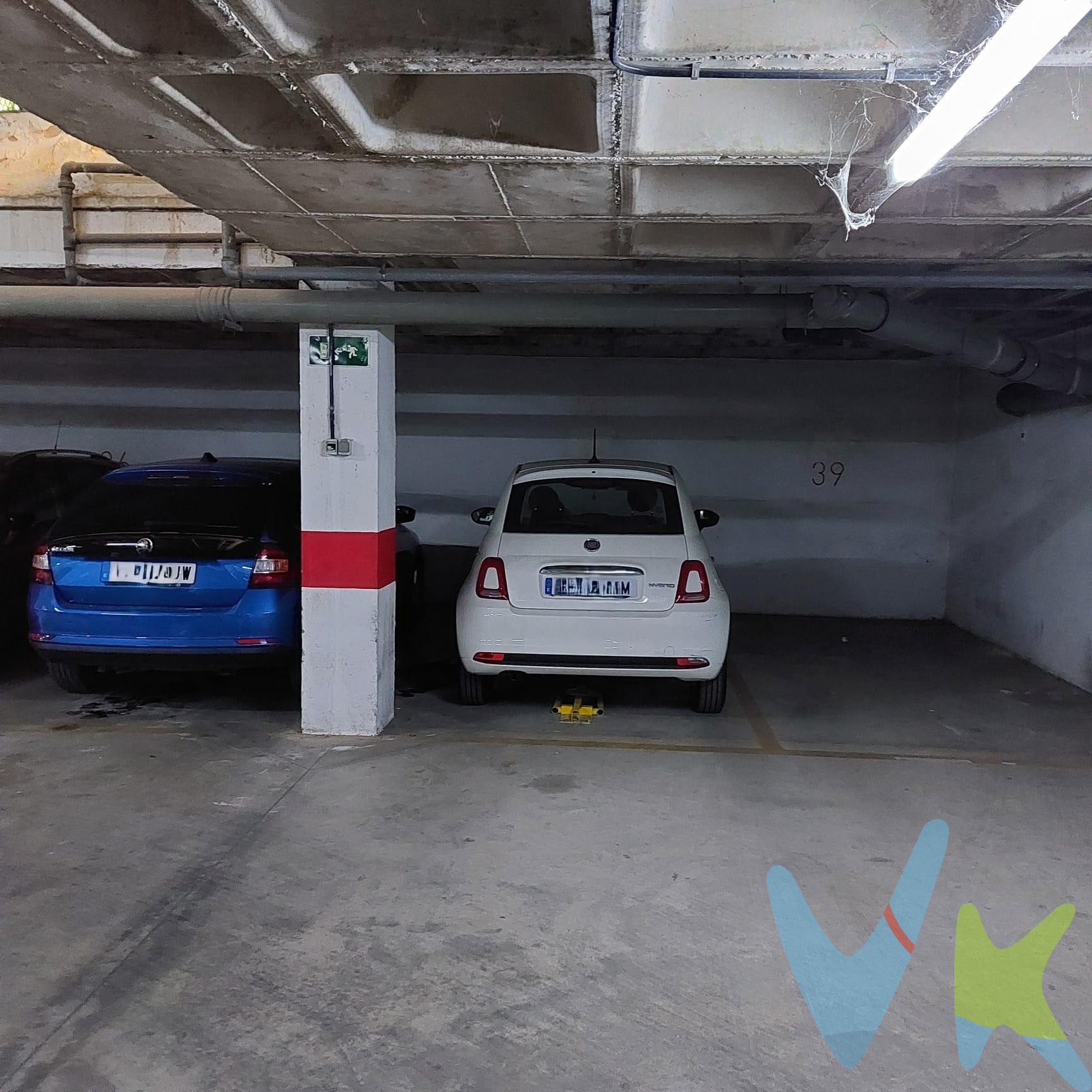 Oportunidad única para adquirir una plaza de garaje ubicada junto al la emblemática Avenida Álvaro Domecq. Este espacio ofrece una superficie construida total de 11,96 metros cuadrados, ideal para residentes que buscan comodidad y seguridad para su vehículo en una zona con alta demanda. Se encuentra a pocos pasos de comercios locales, restaurantes y servicios esenciales, lo que añade un valor significativo tanto si desea invertir como si busca facilitar sus desplazamientos diarios por esta vibrante ciudad andaluza. No deje pasar esta oportunidad; contacte hoy mismo para más información o concertar una visita. Informamos a nuestros clientes de que los gastos de notaría, registro, gestoría, impuestos y los honorarios de la agencia no están incluidos en el precio. A su vez, disponemos del documento informativo abreviado de la propiedad (según decreto 218/2005, del 11 de octubre) y de seguro de caución, para la protección del dinero entregado como señal para la reserva de una vivienda. 