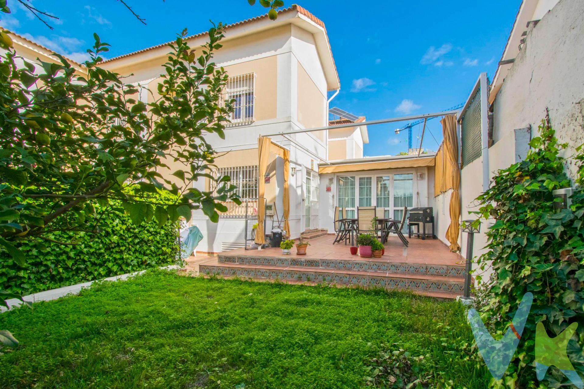 Magnífico adosado a escasos metros de la Avda. de las Ciencias, en zona residencial muy tranquila con inmejorable situación!!. Este bonito adosado te ofrece todas las comodidades que puedas necesitar, incluido un  espectacular jardín con 131.44m2 en el que podrás disfrutar de agradables veladas junto a la familia y amigos. Distribuido en dos plantas, tiene 129.16m2 construidos. En la planta baja un amplio hall nos da paso a su amplísima cocina office con isla y península, amueblada y equipada con algunos electrodomésticos, desde la que accedemos al jardín. Gran salón comedor, muy acogedor y luminoso, con chimenea de pellets aportando confort en las frías tardes de invierno, con salida también a la cocina. Un dormitorio o sala de estudio, práctico y cómodo cuarto de aseo y un trastero aprovechando el hueco de la escalera. Una bonita escalera nos lleva a la planta primera. En la primera planta nos encontramos con tres estupendos dormitorios, el principal y uno de los secundarios con armario empotrado, y dos baños completos, uno con bañera, y el otro exterior con placa de ducha en suite. Y para completarlo cuenta con PLAZA DE GARAJE y TRASTERO en planta sótano, además incluye un fantástico CLUB SOCIAL con PISCINA COMUNITARIA y ZONA DEPORTIVA. Excelentes calidades, solería de mármol y gres en planta baja, y tarima y gres en primera planta, puertas de madera, ventanas climalit con rejas, y mosquiteras, cristalera del salón blindada, chimenea de pellets, placas solares y climatización central separada por planta. Póngase en contacto con nosotros y encantados le acompañamos a visitarlo!!. Informamos a nuestros clientes que el precio de venta no incluye lo siguiente: Honorarios de la agencia inmobiliaria, Impuestos (I.T.P., I.V.A. o A.J.D., en su caso) ni otros gastos de la compraventa (gastos de Registro de la Propiedad, Notaría, Gestoría ni de posible Financiación). Documento F.I.S. a disposición del consumidor según Decreto 218/2005 Junta de Andalucía. 