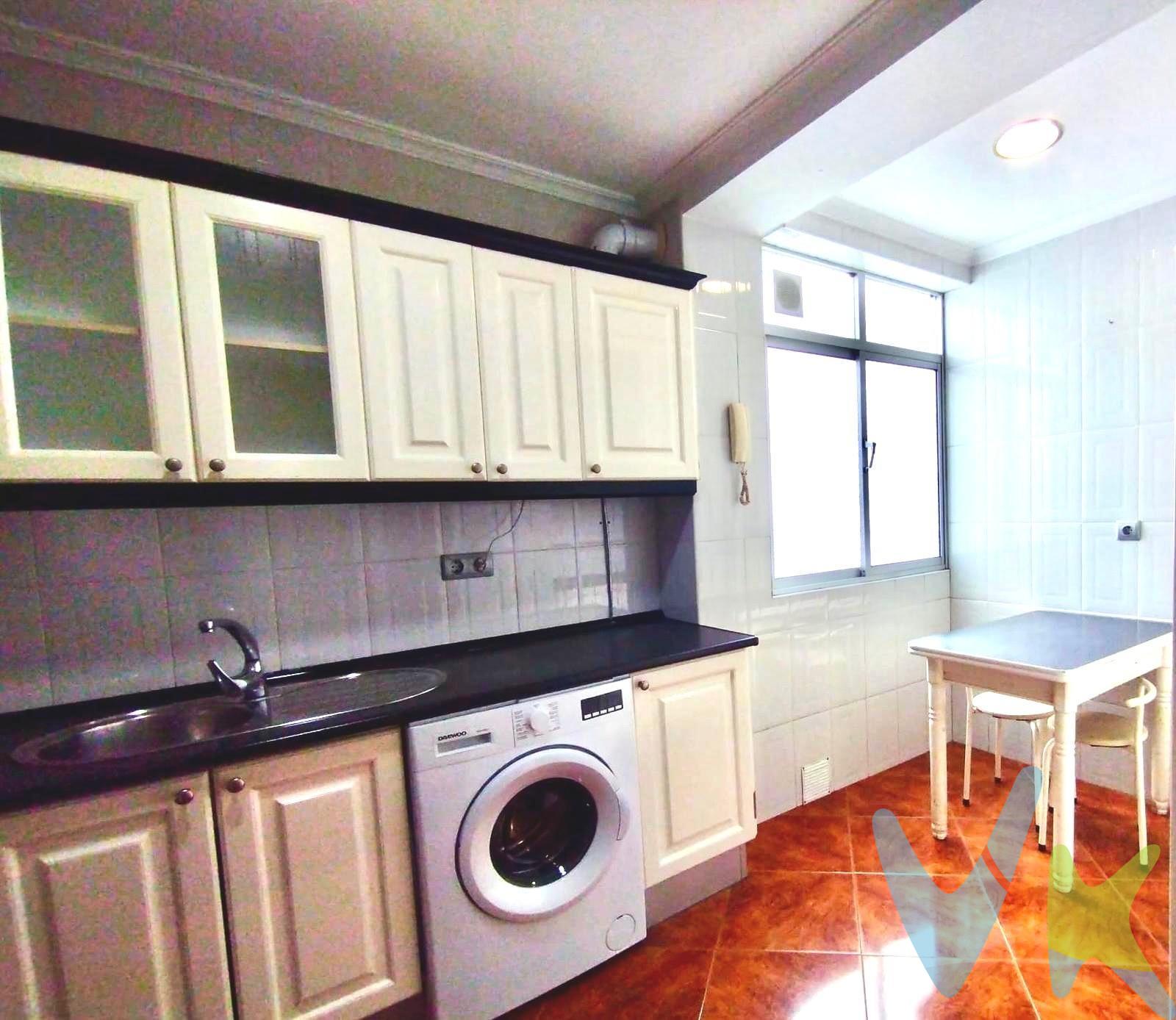 Se vende magnífico piso 🏡✨ situado en la zona de Loreto – La Laguna, en una de las áreas más cómodas y demandadas de Cádiz por su excelente comunicación y servicios 🚇🛒. La vivienda está lista para entrar a vivir 🧹🧡. Características de la vivienda. ✔ 🛡️ Hall de entrada con puerta blindada. ✔ 🛏️ 3 dormitorios amplios y luminosos. ✔ 🍽️ Cocina independiente ampliada con lavadero. ✔ 🛋️ Salón-comedor ampliado con la terraza y aire acondicionado ❄️. ✔ 🚿 Baño reformado con placa de ducha. ✔ ☀️ Orientación Sur, muy soleado durante todo el día. ✔ 🎨 Paredes de perlita, acabado fino y duradero. ✔ 🪟 Ventanas Climalit, excelente aislamiento térmico y acústico. 📍 Una zona que lo tiene todo. Vive en el corazón de La Laguna, junto a la Avenida Principal y la Avenida de la Bahía. A un paso de parada de tranvía 🚆, junto a parques 🌳 y  zona comercial con tiendas, supermercados y ocio 🛍️🍽️. Con múltiples líneas de autobús cerca 🚍 y acceso rápido a toda la ciudad, tendrás todo lo que necesitas… ¡a un minuto de casa! ⏱️. 🔑 Comodidad, luz y ubicación. Una oportunidad que no dura mucho… ¡Ven a verlo! 👀✨. Disponemos del Documento Informativo Abreviado de la propiedad (D.I.A), según Decreto 218/2005, de 11 de octubre. La Agencia Inmobiliaria también dispone de  Seguro de Caución, para la garantía y protección de las cantidades económicas  entregadas como señal para la reserva de una vivienda. Así mismo, informamos que los gastos Notariales, Registrales, ITP, Honorarios de la Agencia y otros gastos inherentes a la compraventa no está incluidos en el precio. Por mandato expreso del propietario, comercializamos este inmueble en exclusiva compartida, lo que le garantiza el acceso a toda la información, a un servicio de calidad, un trato fácil, sencillo y sin interferencias de terceros. Por este motivo, se ruega no molestar al propietario, a los ocupantes de la propiedad o a los vecinos. . Muchas gracias por su comprensión. . 
