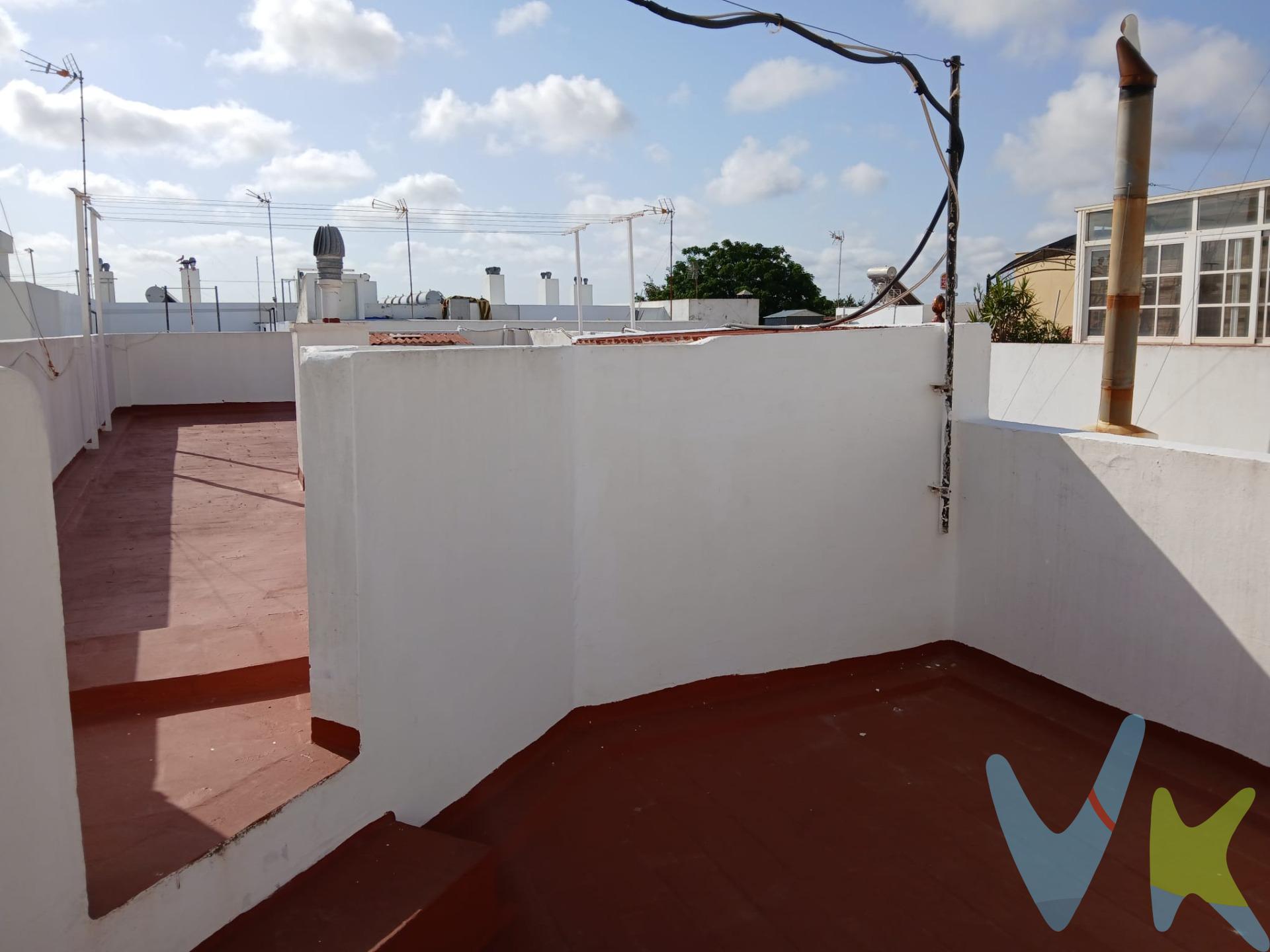 Desde el primer instante, al cruzar el umbral, se percibe la promesa de un hogar lleno de vida y posibilidades. La planta baja, presenta tres estancias junto a la cocina y cuarto de baño que invitan a ser vividas y transformadas con la esencia de quienes la habiten. La estructura de la casa juega con su altura y distribución de manera magistral. Desde esta planta, dos escaleras despiertan la curiosidad y el deseo de explorar. La primera, situada en la estancia de entrada, nos lleva hacia la segunda planta, donde la vivienda despliega aún más su carácter y amplitud. Allí aguarda la habitación principal, una estancia generosa y luminosa adornada con un balcón amplio que se asoma a la calle. Junto a esta habitación principal, un cuarto de baño de amplias dimensiones promete comodidad sin compromiso. Por último, una habitación individual completa este nivel, flexible y lista para adaptarse: ya sea como despacho, habitación de invitados o espacio creativo, es un lienzo en blanco que espera ser pintado con nuevas historias. La segunda escalera discreta pero invitante, conduce hacia la azotea, un lugar con vistas despejadas. Este espacio al aire libre es una joya escondida, ideal para crear un oasis familiar: un rincón para el descanso, la celebración o simplemente para contemplar el horizonte. mientras el sol se despide. Imagina tardes de verano donde niños juegan bajo un cielo abierto y noches estrelladas que se convierten en memorias imborrables. Esta vivienda, más que una construcción, es un sueño esperando tomar forma. Su diseño invita a imaginar una vida plena, donde cada rincón cuenta, cada detalle suma y el futuro se viste con las expectativas de quienes decidan hacer de ella su hogar. Un lugar con alma, sin duda, un tesoro urbano que aguarda ser descubierto y amado. Llámanos y descubre su potencial en una visita presencial. Disponemos del Documento Informativo Abreviado de la propiedad (D. I. A), según Decreto 218/2005, de 11 de octubre. La Agencia Inmobiliaria también dispone de Seguro de Caución, para la garantía y protección de las cantidades económicas entregadas como señal para la reserva de una vivienda. Operación sujeta a ITP, cuyo tipo general es del 7% respecto al precio de venta, pero que en casos especiales se puede ver reducido al 6% o 3,5% en virtud de lo dispuesto en el Ley 5/2021, de 20 de octubre, de Tributos Cedidos de la Comunidad Autónoma de Andalucía. Base del impuesto: con carácter general, la base será la mayor entre el precio declarado y el valor de referencia (según normativa aplicable). Los honorarios de intermediación inmobiliaria, a cargo del comprador, ascienden al 3% del precio de compraventa, más IVA (21%), siendo informados y aceptados expresamente con carácter previo a la formalización de la operación. Los gastos aproximados de Notaría y Registro se cifran entre 800 € y 1.500 €, el importe exacto dependerá del precio final de la compraventa, número de copias de la escritura, número de páginas de la escritura, complejidad, etc., en virtud de lo dispuesto en el Anexo I del Real Decreto 1426/1989, por el que se aprueba el arancel general de Notaría, y el Anexo I del Real Decreto 1427/1989, por el que se aprueba el arancel de los Registradores de la Propiedad. En caso de necesidad de financiación bancaria para la compra, los gastos de esta deberán ser obtenidos de la entidad bancaria que vaya a financiar la operación. Se hace constar que la agencia efectúa una labor de intermediación, y que las condiciones finales de la compraventa quedan sujetas a la aceptación expresa de la parte vendedora y a la ulterior formalización del contrato. Por mandato expreso del propietario, comercializamos este inmueble en exclusiva compartida, lo que le garantiza el acceso a toda la información, a un servicio de calidad, un trato fácil, sencillo y sin interferencias de terceros. 