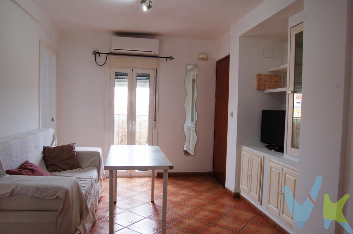 Visita esta vivienda en la zona centro del pueblo de Camas! 
Este acogedor piso es perfecto para una primera aventura en pareja. Consta de un luminoso salón con  una pequeña terraza y cocina integrada totalmente equipada para disfrutar cocinando con nuestros invitados en la misma zona de estar, dos habitaciones perfecta para una o dos camas y armarios empotrados revestidos para que los llene de ropa! un baño completo con placa ducha y ventana al exterior. 
Además la propiedad también ofrece la facilidad de estar en pleno centro con todo tipo de comercios, colegios y centros de ocio. 
Este piso también te ofrece que sea para invertir estando a solo 10 minutos en coche del vibrante centro de Sevilla. 
¡No pierdas la oportunidad de hacer de este lugar tu nuevo hogar o inversión! No dude en contactar con nosotros. 

Informamos que el precio de venta no incluye: Honorarios de la agencia inmobiliaria, impuestos (el Impuesto de Transmisiones Patrimoniales, IVA o AJD, en su caso), otros gastos de la compraventa (gastos de registro de la Propiedad, Notaría, gestión ni de posible financiación). Documento DIA a disposición del consumidor según Decreto 218/2005 Junta de Andalucía