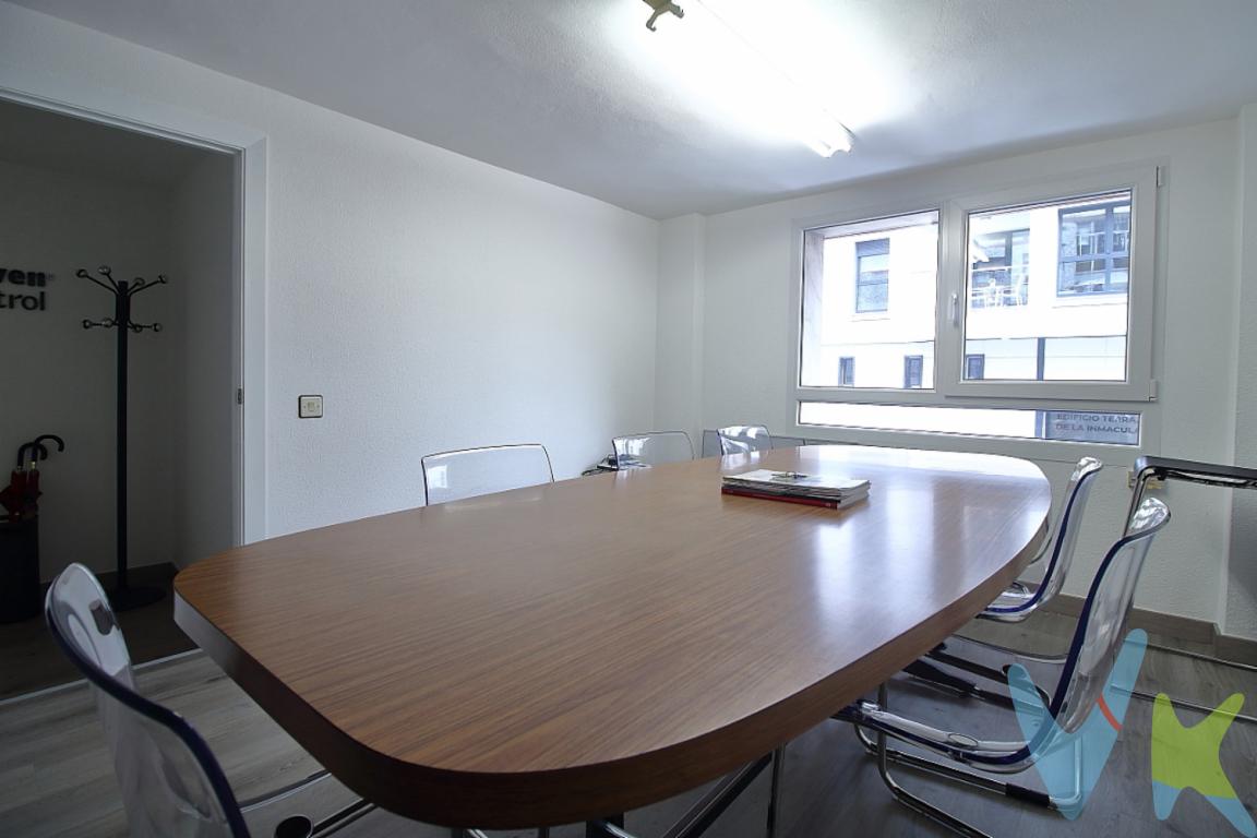 Oficina en venta en la zona de Ceares, amplia, funcional y en excelentes condiciones.Destaca por su abundante luz natural gracias a sus amplios ventanales, así como por el excelente estado de conservación de ventanas, tarima y pintura, lo que facilita su uso inmediato.Su distribución versátil permite una fácil adaptación a distintos usos, tales como despachos profesionales, consultorías, estudios creativos o espacios de coworking, con la posibilidad de configurar el espacio según las necesidades específicas de cada proyecto empresarial.Gastos e impuestos no incluidos en el precio. A título orientativo, en segundas transmisiones, el comprador abonará el Impuesto sobre Transmisiones Patrimoniales (ITP). Para consultar los porcentajes del ITP en Asturias puede hacerlo a través de la web oficial de servicios tributarios del Principado de Asturias https://sede.tributasenasturias.es/sites/sede/default/es_ES/Que-quieres-hacer/Transmisiones-Patrimoniales-y-AJD. La base imponible será el mayor valor entre precio de compraventa, tasación o valor de referencia catastral. Gastos de notaría y registro según aranceles variables según precio, número de copias y complejidad.El comprador escoge libremente notario. El vendedor asume la plusvalía y el resto de gastos son del comprador. Si se precisa hipoteca: Tasación, condiciones y costes bancarios según entidad elegida por el comprador; así como los gastos de gestoría y cualesquiera otros inherentes a la formalización de la compraventa. De acuerdo con la ley, no se incluyen en el precio otros gastos o tributos que legalmente correspondan al comprador. Honorarios de intermediación inmobiliaria a cargo del vendedor y honorarios de mediación inmobiliaria del 2% más I.V.A. a cargo del comprador.El consumidor tiene derecho, conforme a la normativa vigente, a disponer de información y documentación adicional relativa al inmueble y condiciones de la compraventa, accesible en la sede física de la Agencia Domingo en Avenida Hermanos Felgueroso 1 o Marqués de casa Valdés 7 bajo, de Gijón, o a través del correo electrónico info@agenciadomingo.com. La agencia actúa exclusivamente como intermediaria en la operación. Cualquier compraventa y sus condiciones quedan sujetas en todo caso a la aceptación expresa del vendedor del inmueble y a la posterior formalización del correspondiente contrato. El presente anuncio tiene carácter meramente informativo; la información suministrada se corresponde con la disponible a la fecha de publicación, pudiendo variar en función de las circunstancias o actualizaciones legales, contractuales y fiscales.