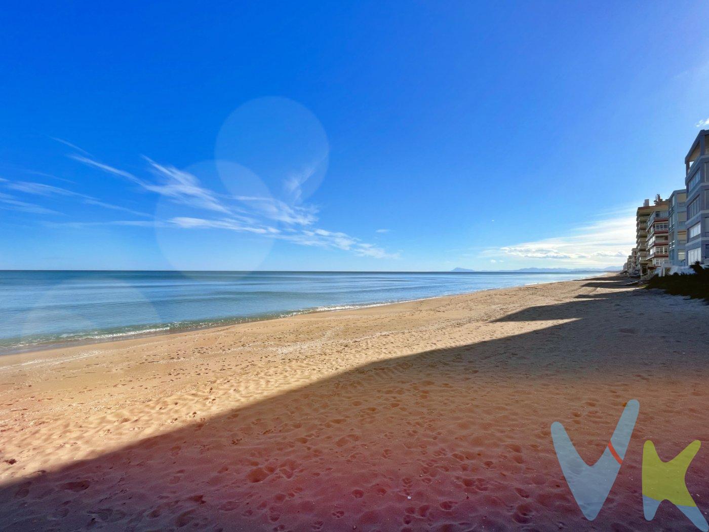 Adosado en venta en la Población de Tavernes de la Valldigna, vivienda unifamiliar a tan solo 50 metros de la playa, a 10 minutos a pie del lago Azul de Tavernes, y con servicios cercanos. La vivienda de 116 metros esta distribuida en 4 plantas, en la planta baja encontramos un garaje al que accedemos desde la planta baja del adosado o desde un acceso trasero comunitario, que ademas de tener capacidad para guardar tu vehículo, dispone de una practica cocina, un baño con ducha, trastero ademas de un espacio diáfano con múltiples usos en caso de no usarse como garaje, esto es muy útil pos si tenemos familiares con problemas de movilidad o con dificultades para subir escaleras. Desde el exterior, accedemos al la primera planta de vivienda, donde encontraremos el salón comedor, con chimenea, comedor y zona de ocio, un. aseo y una cocina totalmente equipada y reformada. En la segunda planta, encontramos 3 habitaciones, dos dobles y una simple, todas ellas con. ventiladores de techo y aire acondicionado. Por ultimo en la tercera planta, una amplia y espaciosa terraza nos aguarda. con muchas posibilidades, jardín, solarium, podemos hacer barbacoas, chill out..lo que imagines!!!. Una propiedad en un estado excelente que te ofrece la privacidad que no puedes tener en un apartamento, cerca de la playa, con capacidad para toda la familia y con muchas posibilidades de rentabilidad en verano!!.  ¿Quieres saber más? Solicita tu visita y ven a conocerla tu mismo!. La descripción del presente inmueble e imágenes tienen mero carácter informativo y en ningún caso carácter contractual, pudiendo ser modificados por la inmobiliaria comercializadora sin que ello implique responsabilidad alguna frente a terceros. En el precio de venta a público, esta propiedad NO incluye los gastos de adquisición (Notario, registro, gestión, honorarios, etc…). 