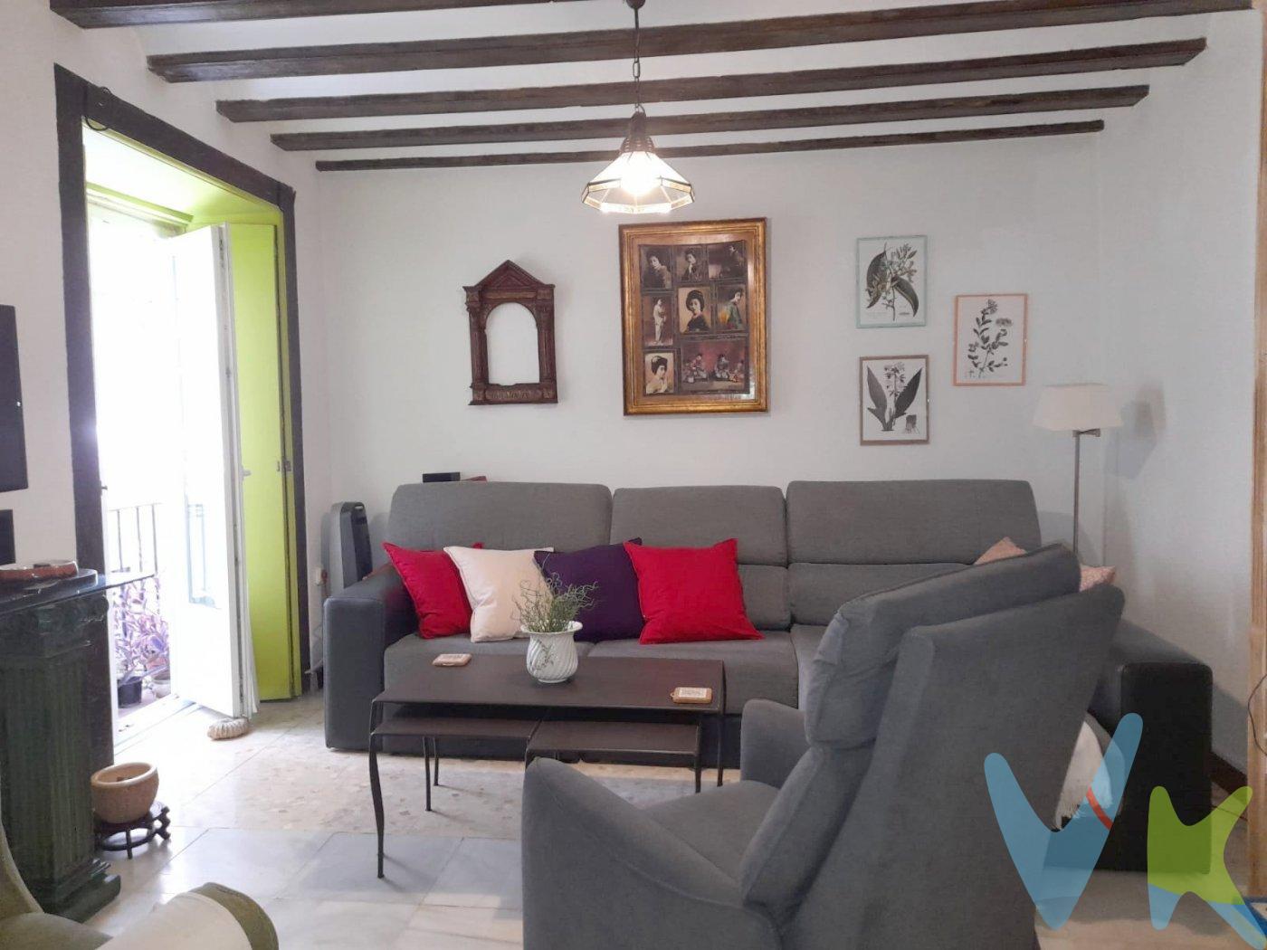 Magnífica y amplia vivienda situada en las inmediaciones de la plaza San Antonio, en pleno centro de la ciudad, próximo a las universidades y a las principales  zonas comerciales de la ciudad.  La vivienda hace esquina y todas las estancias son exteriores. Es una primera planta sin ascensor. La calle de acceso a la finca está limitada al tráfico de vehículos que estacionan en garajes privados.  La vivienda consta de amplio salón comedor con dos cierros a la calle. La cocina independiente y con mucho espacio. Encontramos una estancia abierta junto a la cocina donde podría colocarse otro comedor. Consta de baño completo, y aseo. Los tres dormitorios son dobles, uno de ellos con armario empotrado, y el principal con dos balcones a la calle. Por último, junto al comedor encontramos un patio de uso privativo.  .  Si está interesado en esta vivienda pero tiene que vender, contacte con nosotros, le ayudamos a encontrar comprador para su vivienda.  .  * Gastos de compraventa, impuestos y honorarios de la agencia no incluidos en el precio.