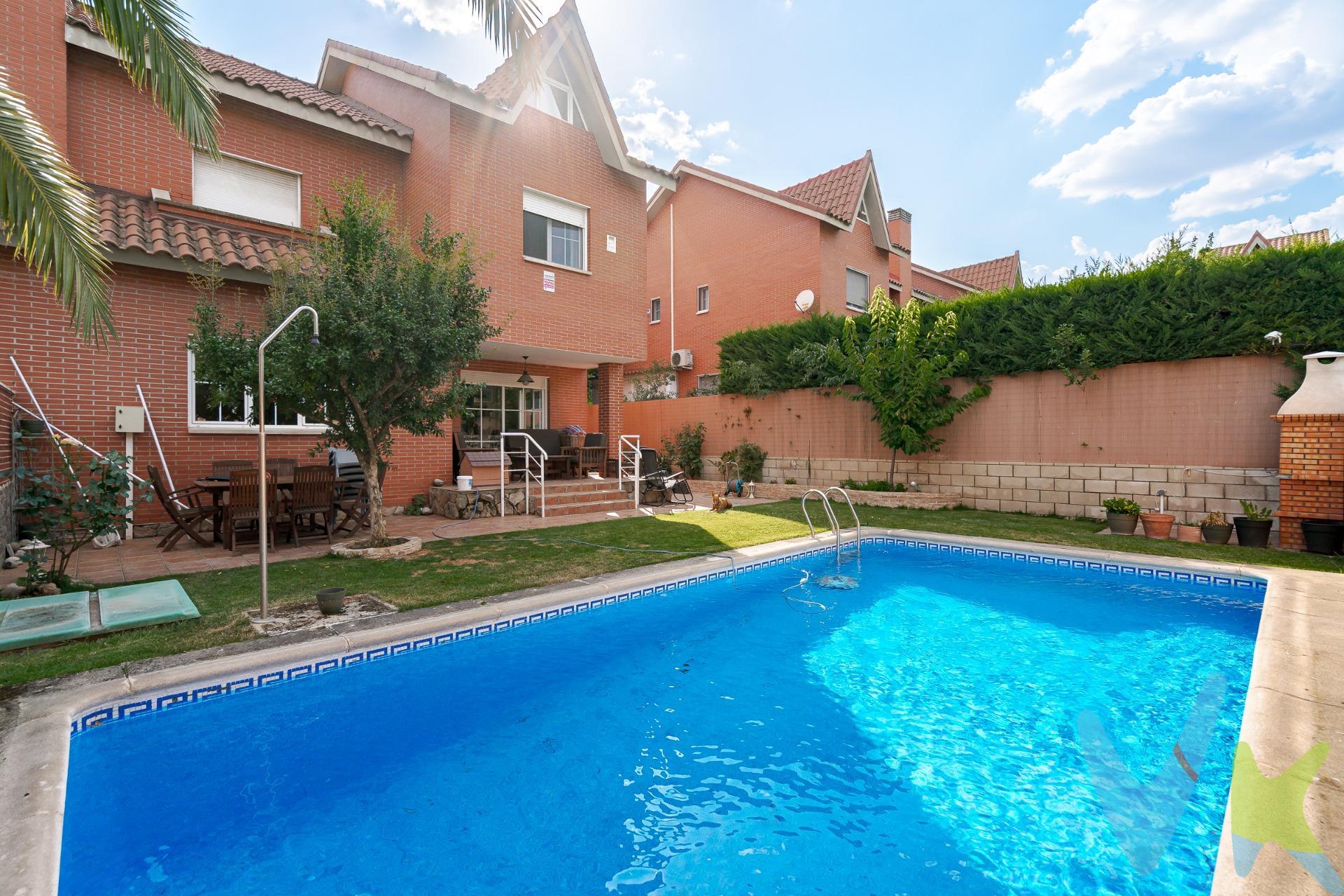 Si sueñas con un hogar lleno de luz, confort y rincones especiales para compartir en familia.. aquí lo tienes. Te presentamos este encantador chalet pareado de tres plantas en una tranquila y cuidada urbanización, ideal para quienes valoran el confort, la privacidad y los espacios bien pensados. 🔹 Planta baja:. Entras y te recibe una cocina totalmente reformada y ampliada, perfecta para las comidas en familia. El salón, amplio y luminoso, cuenta con chimenea y acceso directo a la parcela privada, ideal para tardes de juegos o cenas al aire libre. Además, incluye un aseo de cortesía, cuarto de lavandería y acceso directo a la plaza de garaje. 🔹 Primera planta:. La zona de descanso te ofrece cuatro dormitorios generosos en espacio, perfectos para cada miembro de la familia o para trabajar desde casa. Dispone de dos baños completos, uno de ellos en suite en el dormitorio principal. 🔹 Buhardilla:. Un espacio polivalente y luminoso, con baño propio y vistas despejadas a la parcela y a la entrada de la vivienda. Ideal como sala de juegos, despacho o habitación independiente para invitados. 🌿 Exteriores y urbanización:. Disfruta de una parcela de 498 m², con piscina privada, jardín y acceso a zonas comunes seguras y bien cuidadas, perfectas para que los niños jueguen o para pasear con tranquilidad. ________________________________________. ✅ Espacio, calidad y un entorno pensado para familias. No dejes pasar esta oportunidad de crear tu historia en una casa que lo tiene todo. Ubicada en una zona privilegiada, esta vivienda se encuentra rodeada de todo tipo de servicios esenciales: excelente conexión con transporte público, centros comerciales, centro de salud, farmacias, parques, zonas de ocio y una variada oferta educativa, incluyendo colegios públicos, privados y concertados como el prestigioso LUIFE. 📞 Contáctanos y ven a conocerla. ¡Te va a enamorar!. 📋 Certificación Energética: “D”. 💼 Impuestos y gastos NO INCLUIDOS: ITP, IVA, IAJD, Notaría, Registro, Gestoría, Tasación, etc. . 🏦 ¿Necesitas ayuda con tu hipoteca? Te ofrecemos un estudio financiero gratuito. ¡Estamos para ayudarte!. 