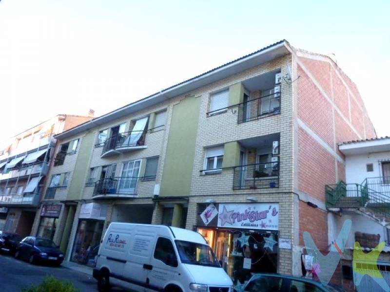 Cuarte de Huerva.- Av. San José.- Buhardilla - Trastero, de obra para acondicionar, 70m2, Registralmente son trasteros y no se puede cambiar el uso. 3ª planta sin ascensor, toma de gas. Acceso por portal de comunidad. Pocos gastos comunitarios.