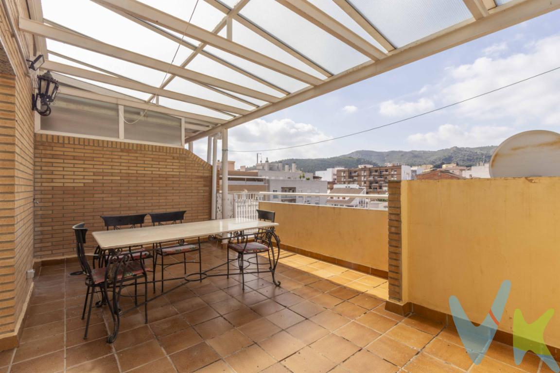 Luminoso ático del año 1995 situado en una zona tranquila de Benifairó de les Valls, con 91 m² construidos y 76 m² útiles, más una terraza de 18 m² con agradables vistas abiertas a la montaña.La vivienda se distribuye en salón-comedor con salida directa a la terraza, ideal para disfrutar del aire libre y de las vistas, cocina independiente con galería y lavadero, tres dormitorios con armarios empotrados, un baño completo con plato de ducha y un aseo adicional.Al ser una tercera planta, las habitaciones interiores reciben buena luz natural durante todo el día. La vivienda se encuentra en buen estado y lista para entrar a vivir.Incluye además un trastero en la planta sótano, perfecto para almacenaje o bicicletas. El edificio es tranquilo, con pocos vecinos.Ubicación excelente, en un entorno natural con todos los servicios a mano: colegios, tiendas, zonas deportivas y rápida conexión con Sagunto, Valencia y las playas de Canet dEn Berenguer.Un ático ideal para quienes buscan tranquilidad, amplitud y una gran terraza donde disfrutar del buen clima mediterráneo.¡No dejes pasar esta oportunidad! Contacta con nosotros para concertar una visita y conocer tu próximo hogar.