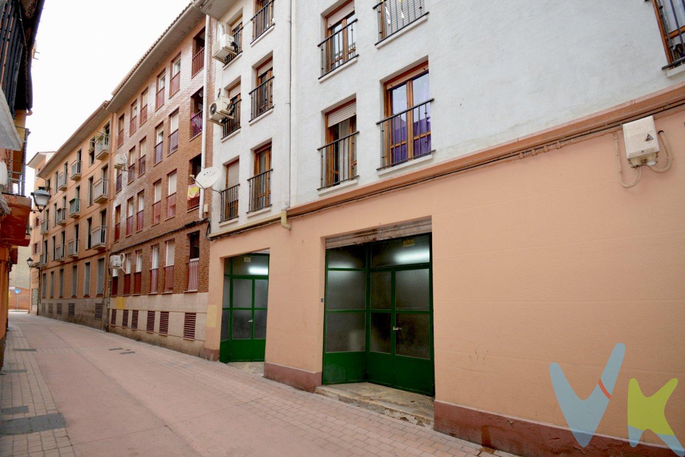LOCAL EN SECTOR CASCO HISTÓRICO – C/SAN PABLO (Junto a Calle Santa Inés).  . Local de 141 m² construidos, 127 m² útiles, distribuido en dos áreas diferenciadas una de 98 m² (tiene un alto de 3.52 m²) y por otro lado, una de 29 m² (tiene un alto de 2.38 m²).  . Local exterior, con persiana metálica motorizada diáfano, con aseo y fregadero. Luz natural. Suelo de terrazo. Instalación eléctrica estanca.  . Apropiado para adaptación a vivienda, con posibilidad de hacer parking en su interior y hacer reforma al gusto.  . No participa en gastos de ascensor, escalera ni zaguán de la comunidad.  . Dos accesos por calle principal con persianas metálicas motorizadas. Entradas: estructuras metálicas con puertas para personas y bultos y otra para vehículos, ambas con cristales reforzados en la parte superior.  .  ¡NO DUDE EN VENIR A VERLO!