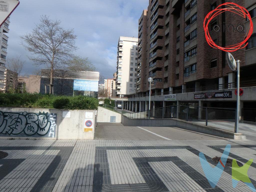 Garaje seminuevo en zona de Iturrama, en calle Esquíroz, y pegado a Sancho El Fuerte y La Vuelta del Castillo. Plazas de aparcamiento amplias y cómodas. Tú propio aparcamiento para no tener que preocuparte de la zona azul, las 24 h. del día, cualquier día de la semana.