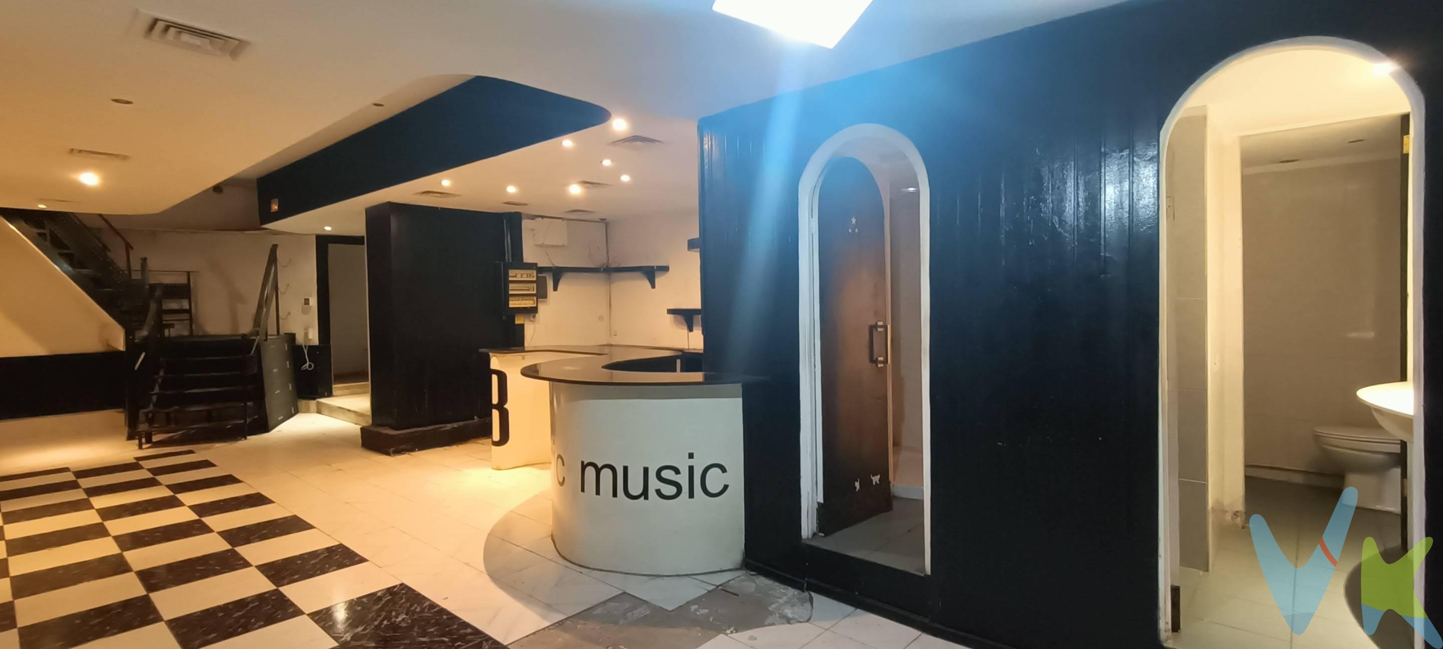 Este local/almacén se encuentra estratégicamente situado a un paso de la emblemática Plaza España, sobre la Calle Villaba Hevas. Con su doble acceso —uno directo desde la fachada principal y otro interno por el portal del edificio— ofrece una gran comodidad para distintas actividades comerciales o profesionales. El espacio es diáfano, lo que permite adaptarlo fácilmente a diversas necesidades y proyectos creativos. Además, cuenta con dos aseos y un trastero útil para almacenamiento adicional. Equipado con aire acondicionado, asegura confort en cualquier época del año. Por sus características versátiles y su ubicación privilegiada en plena zona comercial de Santa Cruz, este local es perfecto no solo como oficina sino también ideal para estudios de grabación o espacios destinados a ensayos y cualquier otra actividad creativa. Datos meramente informativos sin valor contractual. Impuestos y gastos de transmisión no incluidos en el precio de venta.