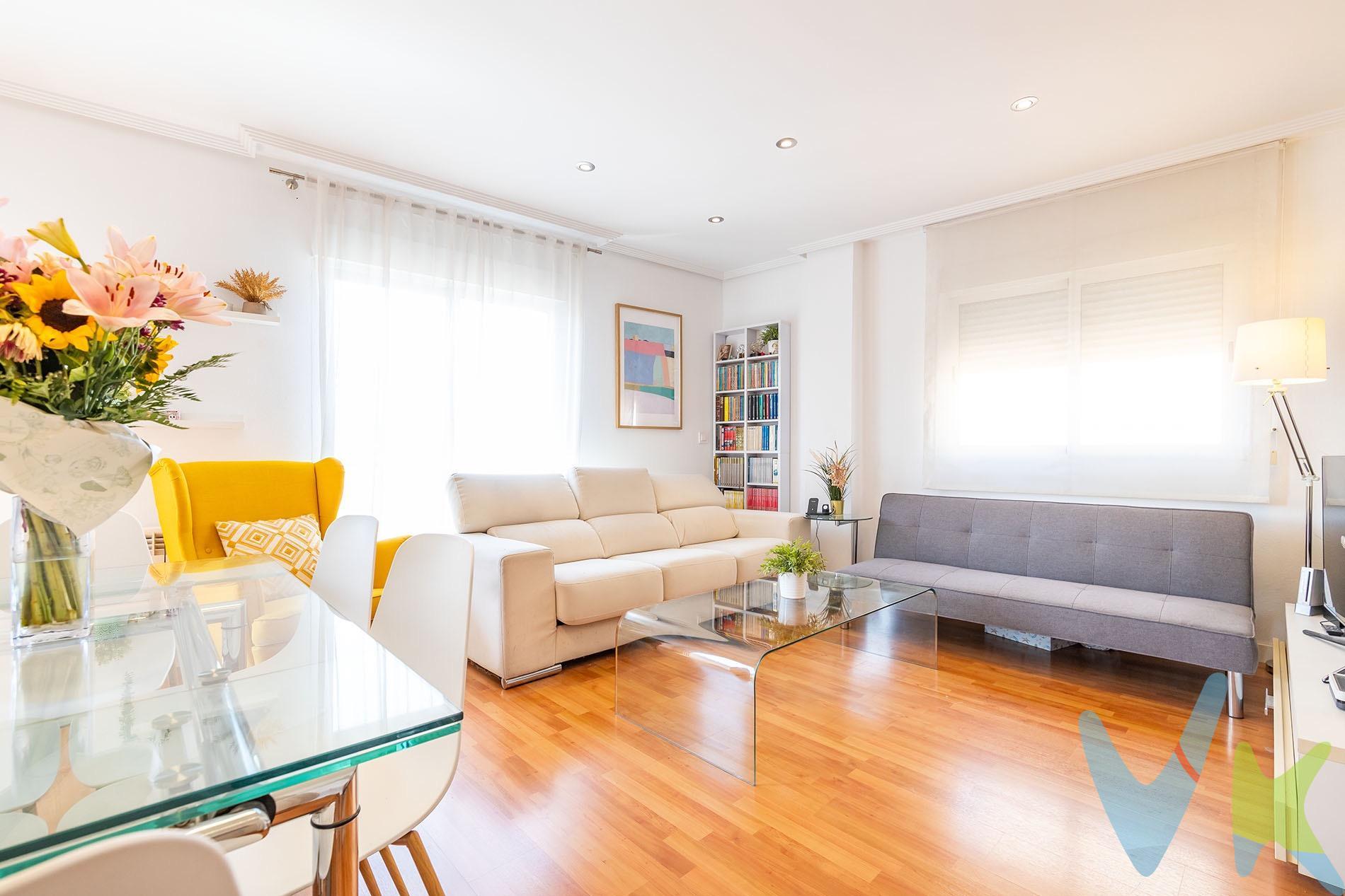 Crea el hogar que siempre has soñado en este increíble ático dúplex de 3 dormitorios y 2 baños, ideal para quienes buscan amplitud y comodidad. En la planta baja, encontrarás un fantástico salón en esquina con balcón, cocina independiente y un luminoso dormitorio. Esta planta tambien cuenta con un baño completo, perfecto para invitados. Subiendo a la planta superior, te esperan dos dormitorios adicionales, diseñados para tu descanso y privacidad y otro baño completo. Lo más impresionante de esta vivienda es su espectacular terraza de 40 metros cuadrados en la planta superior. Imagina disfrutar de cenas al aire libre, relajarte bajo el sol o crear tu propio oasis urbano con vistas despejadas. La vivienda  dispone de plaza de garaje y trastero. Además, su excelente ubicación en Ctra. de Churra te sitúa a un paso del tranvía, conectándote rápidamente con toda la ciudad y facilitando tu día a día sin necesidad de coche. Por último, te vamos a contar una cosa: Los propietarios han confiado en nosotros y nos han contratado en exclusiva para que les ayudemos a vender uno de sus bienes más preciados, su casa, su hogar. Esto para ti, como comprador, será una garantía ya que tendrás acceso a un servicio de calidad, un trato fácil, sencillo y sin interferencias de terceros. Por eso, te vamos a pedir un favor, habla con nosotros, no los molestes, te vamos a ayudar en caso de interés en todo el proceso y te vamos a facilitar toda la documentación e información que precises. Como ya te habíamos dicho, ¡Un servicio de calidad!.