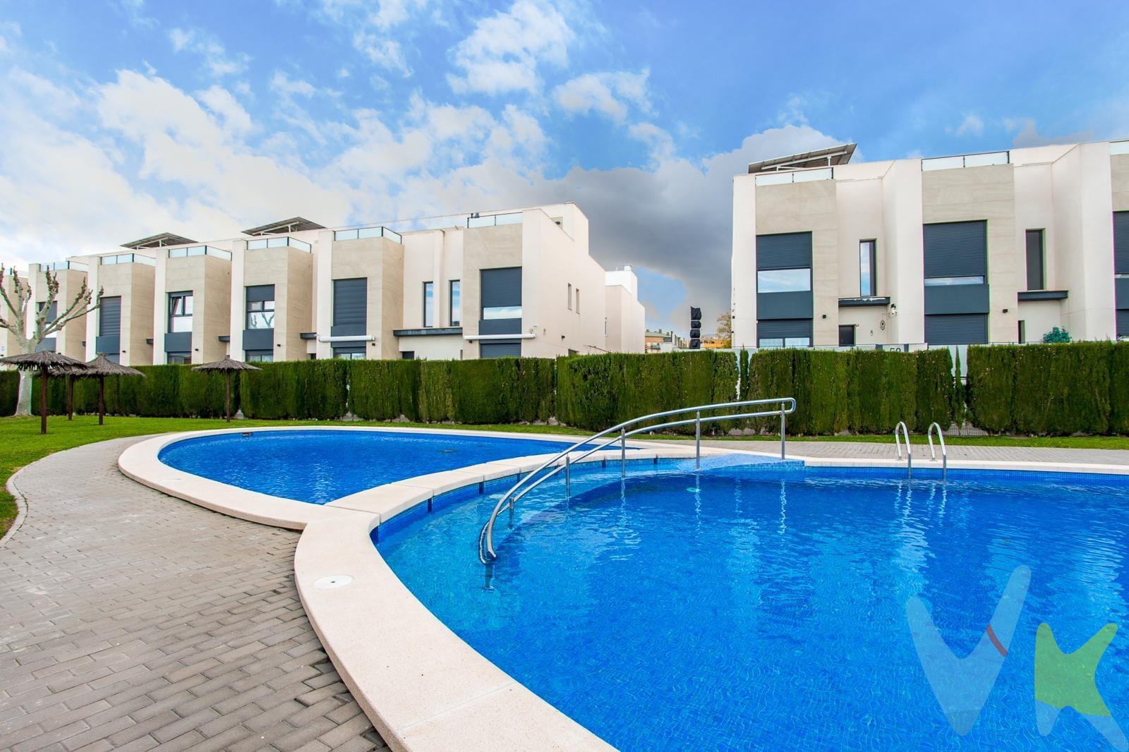 Crea el hogar que siempre has soñado en este magnífico piso situado en una de las zonas más demandadas de Cabezo de Torres. Una vivienda en 7ª planta que destaca por su luminosidad, comodidad y excelentes calidades, pensada para disfrutar del día a día con el máximo confort. La vivienda cuenta con 3 habitaciones y 2 baños completos, distribuidos de forma funcional para aprovechar cada espacio. Dispone de sistema Airzone en toda la casa, permitiendo climatizar cada estancia de manera independiente y eficiente. El salón conecta con un acogedor balcón acristalado, ideal para disfrutar durante todo el año, además de un práctico lavadero hecho a medida que aporta orden y comodidad extra al hogar. La urbanización ofrece piscina comunitaria, perfecta para relajarse y disfrutar en los meses más cálidos, y la vivienda incluye además 2 plazas de garaje, un valor añadido imprescindible. Una oportunidad ideal para quienes buscan un piso moderno, listo para entrar a vivir y ubicado en una zona tranquila y bien comunicada. A continuación, te informamos de los gastos de compra no incluidos en el precio, para garantizar un proceso claro y tranquilo:. PVP: 235.000€. No incluye gastos, impuestos y demás gastos legalmente correspondan al comprador: ITP del 7,75% con carácter general; existen excepciones según normativa aplicable (1). Base imponible el mayor valor entre el precio de venta o el valor referencia catastral. Gastos Notaría y Registro: 1.900€ aprox. según complejidad y aranceles vigentes (2). Financiación: gastos de hipoteca, tasación y gatos bancarios a cargo del comprador, según su necesidad y elección. Servicio doble de intermediación: Honorarios inmobiliaria a cargo del comprador: 3% precio final, más IVA (21%), salvo acuerdo contrario tras negociación, no incluidos en PVP. Operación y condiciones de compraventa sujeta a aceptación expresa del vendedor. Para acceder a información y documentación legalmente exigible por el consumidor: https://www.inmotasa.es/consumidor/. (1) Para una información exhaustiva sobre el funcionamiento, tipos impositivos y bonificaciones del ITP en la Región de Murcia, puedes consultar el portal oficial de la Agencia Tributaria Autonómica en el siguiente enlace: agenciatributaria.carm.es/ITPAJD. (2) Tarifas notariales y registrales reguladas en Anexo I Del Real Decreto 1426/1989 y, Anexo I Del Real Decreto 1427/1989, respectivamente. 