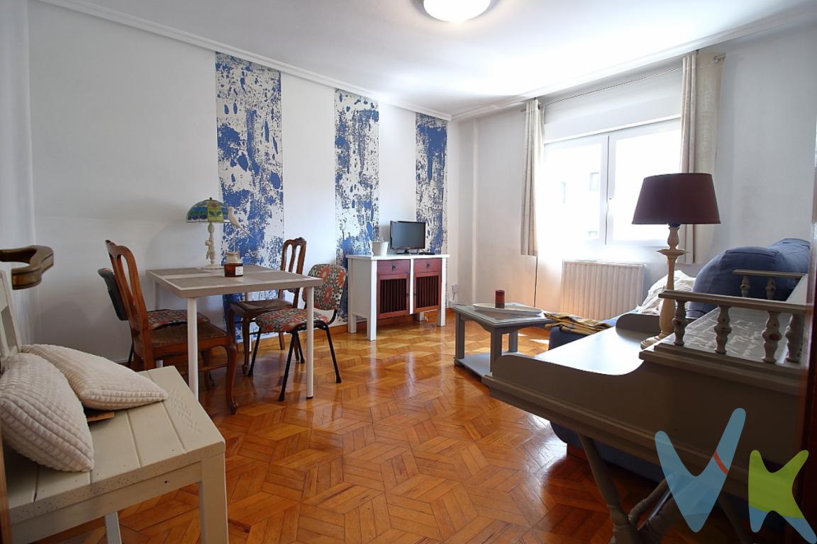 Ponemos a la venta un piso en el coto, zona muy demanda de Gijón. El piso tiene tres habitaciones , todas ellas luminosas  La principal tiene un buen armario ropero y cama matrimonial. El piso llama la atención la luz que tiene ya que da a la parte posterior del edificio y por ello es soleado.El baño tiene ventana y si se desea se puede fácilmente instalar un plato de ducha.El salón es muy coqueto y espacioso. Todas las ventanas son de PVC con doble acristalamiento climalit. El portal no tiene barreras arquitectónicas y tiene ascensor. En el precio va incluido un pequeño trastero.Si desea vivir en Gijón en una zona tranquila, pero a la vez llegar al centro de la ciudad en 10 minutos a pie, no lo dude, llámenos y se lo enseñaremos. En la zona tiene supermercados, colegio, instituto, bus ...El edificio se encuentra a escasos 15 minutos andando a la playa de San Lorenzo. El piso es perfecto para una familia local o como segunda residencia. Contamos con más de 35 años de experiencia acreditada y nuestro objetivo es garantizarle un servicio de compra humano, ético, de calidad, fácil y seguro. Nuestro equipo lo integran agentes con la titulación AIR (Agente Inmobiliario Registrado), somos CRS (Council of Residential Specialist) y API. (Agente de la Propiedad Inmobiliaria Colegiado nº248). Contamos con un seguro de Caución que nos permite garantizar el depósito de las cantidades entregadas por nuestros clientes.Te ayudamos con la financiación con las mejores condiciones hipotecarias hasta el 100%.Consulte en nuestras reseñas de Google lo que opinan los clientes que ya han trabajado con nosotros.El precio no incluye gastos de notaría, registro e impuesto de transmisiones.