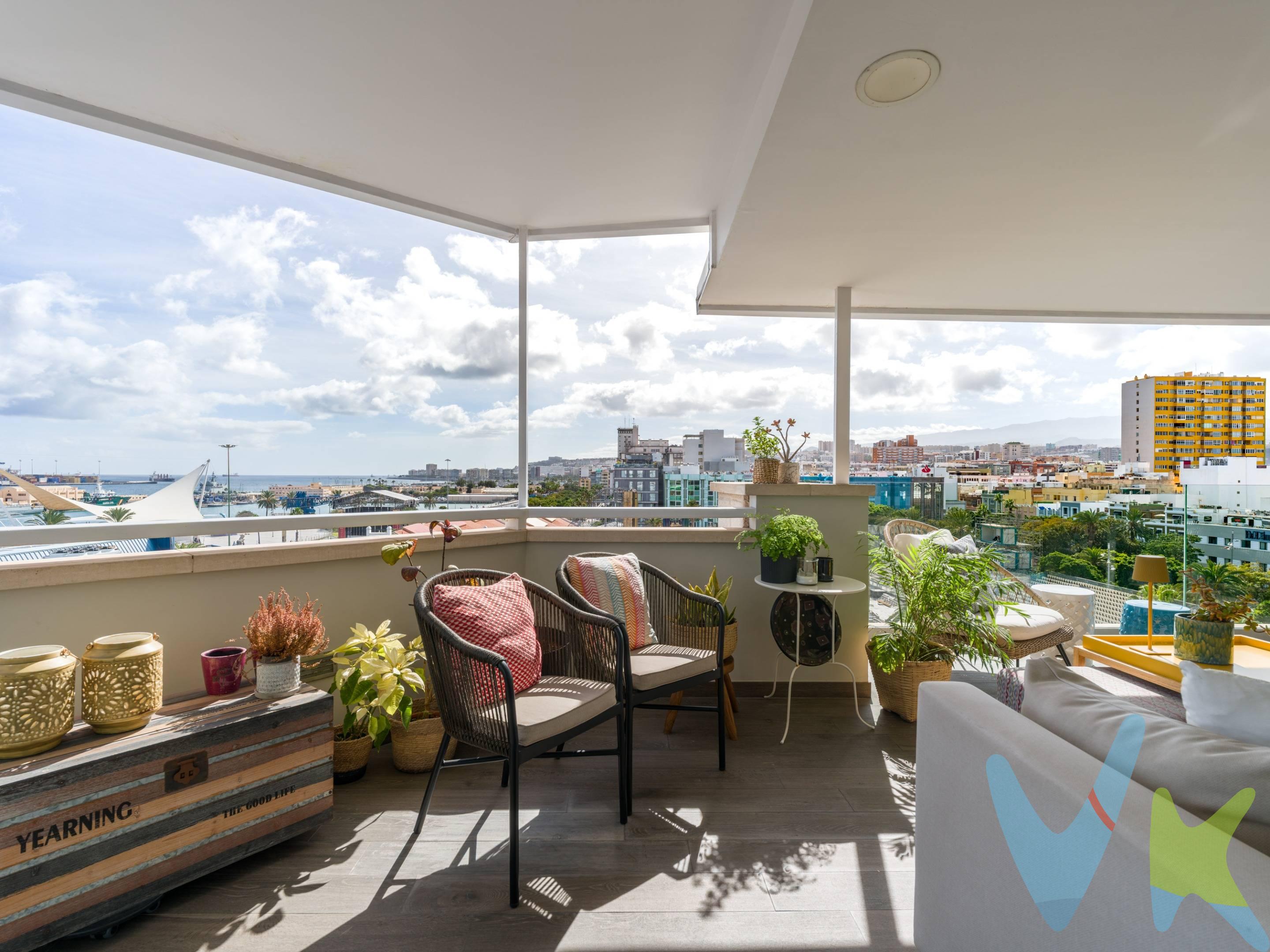 En el corazón de Las Palmas de Gran Canaria, a escasos pasos del puerto deportivo y de la emblemática playa de Las Canteras, se encuentra este espectacular súper ático de lujo, una propiedad única que combina ubicación privilegiada, diseño contemporáneo y vistas incomparables. La vivienda dispone de 203 metros cuadrados;  143 m² interiores cuidadosamente diseñados, a los que se suma una impresionante terraza privada de aproximadamente 60 m², auténtico protagonista del hogar. Un espacio ideal para disfrutar del clima privilegiado de la isla durante todo el año, organizar veladas inolvidables o simplemente contemplar el océano y la ciudad al atardecer. El ático ha sido completamente reformado con materiales de altísima calidad, cuidando cada detalle para ofrecer el máximo confort y una estética sofisticada. Los espacios son amplios, luminosos y armoniosos, con una distribución pensada para una vida moderna y funcional. La cocina de diseño, equipada con electrodomésticos de primeras marcas y una elegante isla central, se integra perfectamente en la zona de estar, creando un ambiente ideal tanto para el día a día como para recibir invitados. Cuenta con cuatro dormitorios y tres baños, y un comodo cuarto de lavado, ofreciendo privacidad y comodidad tanto para la familia como para invitados. Dispone además de aire acondicionado, sistema de seguridad y acabados de alto nivel que refuerzan la sensación de exclusividad. Su ubicación es simplemente excepcional: rodeado de restaurantes de referencia, boutiques, zonas culturales y de ocio, con el puerto deportivo y la playa a pocos minutos caminando. Una conexión perfecta entre vida urbana, mar y sofisticación. Tiene una plaza de garaje opcionalmente. . Este ático no es solo una vivienda; es una experiencia de vida exclusiva en uno de los enclaves más deseados de Gran Canaria.