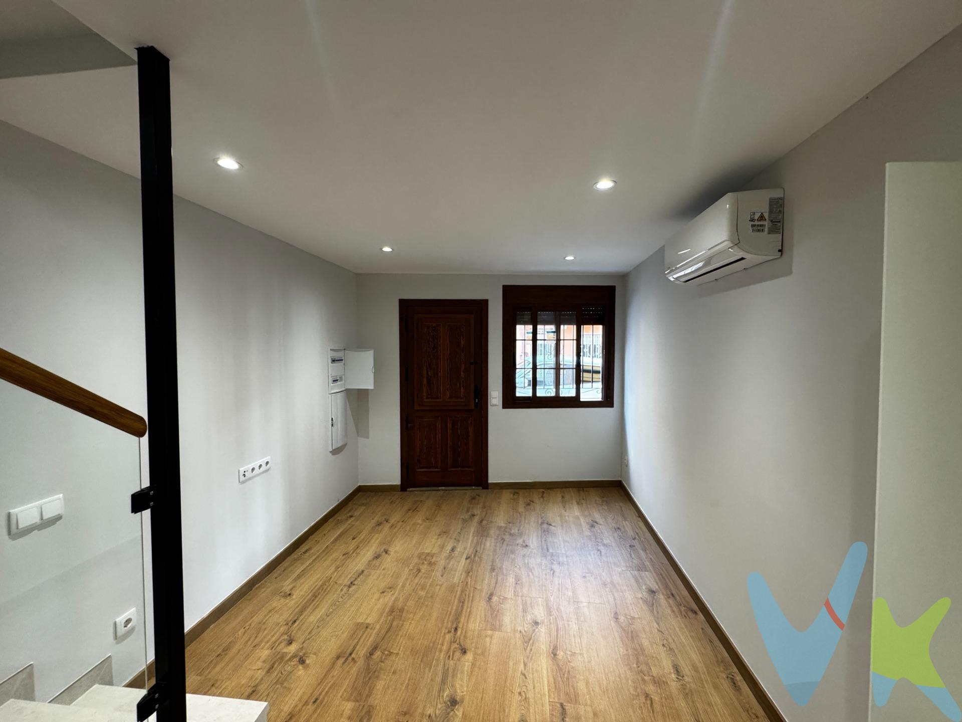 En zona Pz Islas Columbretes, a tan solo diez minutos del centro, te espera esta casita con alma propia, perfecta para quienes buscan comodidad sin renunciar al encanto de vivir en una casa. En planta baja te recibe con un salón acogedor donde cada rincón está pensado al detalle. Los huecos de la escalera se han aprovechado con un ingenioso espacio de almacenaje que mantiene todo en orden sin perder estilo. A través de una elegante puerta acristalada accedemos a una cocina totalmente equipada, moderna y funcional, ideal para disfrutar cocinando. Completa esta planta un baño completo con ducha. Subiendo la escalera, la luz se convierte en protagonista. En la primera planta encontramos la habitación principal con amplio armario empotrado y acceso a una terraza acristalada bañada por el sol, perfecta para tardes de relax, un café tranquilo o tu rincón favorito de lectura. Hay otro baño completo con ducha y una habitación individual con acceso al lavadero. La vivienda dispone de sistema de aerotermia, garantizando eficiencia y confort durante todo el año. Construida con primeras calidades y con equipamiento totalmente a estrenar, cada detalle refleja cuidado y buen gusto. Una casa coqueta, luminosa y funcional, ideal para familias pequeñas que sueñan con el privilegio de vivir en una casa con encanto, sin renunciar a la cercanía del centro. VEN A VERLA Y ENAMORATE 💛🏡✨ . Cláusula de Transparencia y Desglose de Gastos. En cumplimiento de las obligaciones de información previstas en la Ley 10/2025, de 28 de. diciembre, de servicios de atención a la clientela y transparencia, así como en la normativa. sectorial vigente, se hace constar que el precio indicado no incluye los gastos e impuestos. inherentes a la adquisición, los cuales se desglosan a continuación:. - Impuesto sobre Transmisiones Patrimoniales (ITP): Se aplicará el tipo impositivo vigente en la. Comunidad Valenciana, generalmente el 10%, sin perjuicio de tipos reducidos aplicables según. las circunstancias personales del comprador o las características del inmueble. El impuesto se. devenga sobre el Valor de Referencia Catastral o el precio de venta, aquel que resulte superior. Para una información exhaustiva sobre el funcionamiento, tipos impositivos y bonificaciones del. ITP, puede consultar el portal oficial de la Agencia Tributaria autonómica en el siguiente enlace:. www.atv.gva.es/es/itpajd. - Gastos de Notaría: Los honorarios notariales se calcularán conforme al arancel oficial regulado. en el Anexo I, del Real Decreto 1426/1989, de 17 de noviembre, por el que se aprueba el arancel. Notarial. - Gastos de Registro: La inscripción en el Registro de la Propiedad se facturará según el arancel. oficial establecido en el Anexo I, del Real Decreto 1427/1989, de 17 de noviembre, por el que se. aprueba el arancel de los Registradores de la Propiedad. - Gastos de Gestión: Los honorarios por la tramitación administrativa, liquidación de impuestos e. inscripción registral, en el supuesto de ser a cargo de la agencia inmobiliaria, ascienden a 450€. (IVA incluido). - Honorarios Agencia del Vendedor: incluidos en el precio publicado. - Honorarios Agencia del Comprador: Se informa que eventualmente podrían existir honorarios. profesionales a cargo del adquirente, en aquellos casos en que se hubieran contratado. previamente los servicios específicos del encargo de compra y en ningún caso estarán. vinculados al precio. La agencia actúa exclusivamente como intermediaria en la operación. Cualquier compraventa y. sus condiciones quedan sujetas en todo caso a la aceptación expresa del propietario del. inmueble y a la posterior formalización del correspondiente contrato. El presente anuncio tiene. carácter meramente informativo; la información suministrada se corresponde con la disponible a. la fecha de publicación, pudiendo variar en función de las circunstancias o actualizaciones. legales, contractuales y fiscales