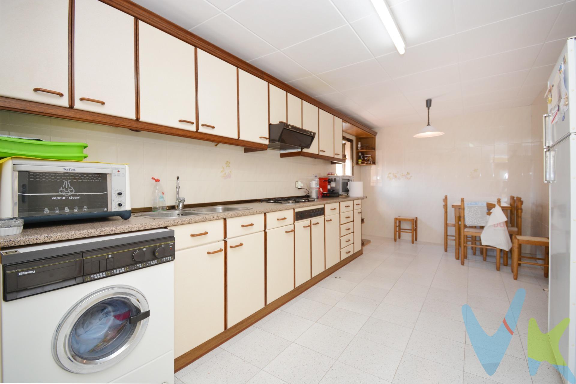 SE VENDEN 2 PISOS JUNTOS, UNO EN 2ª PLANTA Y OTRO EN PLANTA BAJA - C/ COLÓN (GALLUR). El piso de la 2ª planta, consta de 96 m² de superficie construida y 86 m² de superficie útil. Distribuido en 3 dormitorios, salón, cocina, baño y galería.  . El piso en planta baja, consta de 56 m² de superficie construida y 38.31m² de superficie útil. Distribuido en salón, cocina, baño y despensa. Suelos de baldosa, puertas de sapeli y ventanas de aluminio climalit, aluminio madera, dependiendo de la estancia. . Si estas buscando vivienda en uno de los pueblos más históricos de  La Ribera Alta del Ebro, no dudes en valorar esta estupenda casa y sus múltiples opciones. Este pueblo cuenta con parada de tren, además de autobuses a varias poblaciones cercanas de las Cinco Villas. Hay centro de salud, colegio y comercios de todo tipo. . No te pierdas nuestro reportaje fotográfico y el tour 360º que tenemos preparado para ti. Y SI QUIERES ASESORAMIENTO FINANCIERO SIN COMPROMISO, CONSULTA CON NOSOTROS. BUSCAMOS SOLUCIONES🏡,. ENCONTRAMOS HOGARES💙. . 