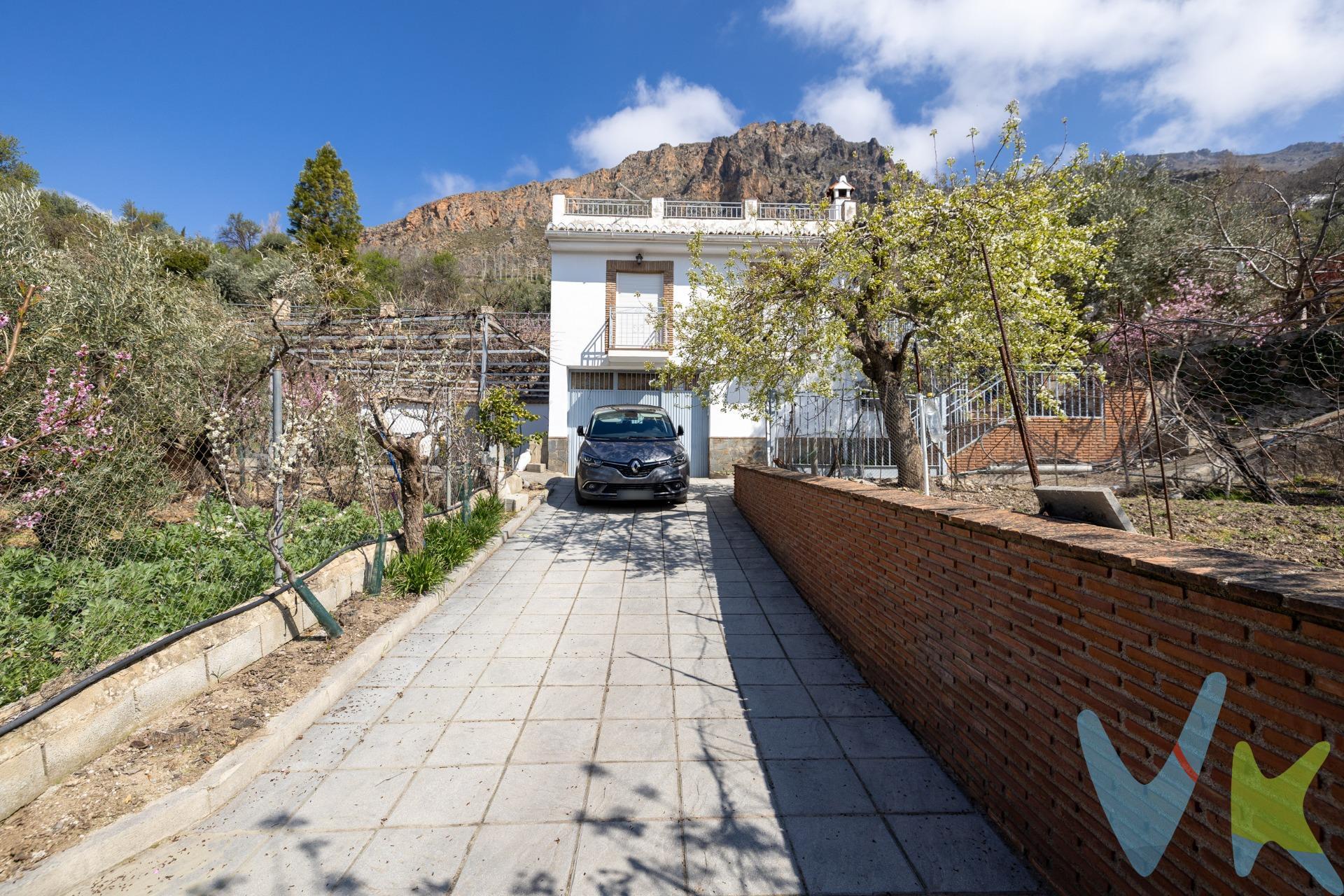 Imagina una finca única enclavada en un entorno privilegiado donde la naturaleza y la tranquilidad se funde con unas vistas espectaculares a Sierra Nevada.. la tenemos!. Esta finca, ubicada en Güéjar Sierra y enclavada en una amplia parcela de 1.100 metros, alberga dos inmuebles independientes con piscina. La vivienda principal, de estilo rústico está dividida en dos plantas. En la planta principal nos encontramos un espacioso salón con chimenea, dividido en dos ambientes, lleno de luz natural, funcional y amplia cocina, baño completo y gran cochera. La planta superior cuenta con 4 habitaciones, todas con armarios empotrados y dos de ellas con terraza, así como baño completo. . La segunda vivienda, más íntima y acogedora, es perfecta para invitados o como refugio privado. Distribuida en una sola planta, cuenta con amplio y luminoso salón con chimenea, cocina americana totalmente amueblada, dos habitaciones y un baño completo. Cuenta además con planta baja con espacio para destinar a garaje o zona de estar. La parcela está rodeada de olivos centenarios y una selección de árboles frutales. Una gran oportunidad para quienes buscan desconectar del ritmo urbano y disfrutar de un entorno auténtico y exclusivo. Ubicada a tan solo 5 minutos del pueblo, por lo que cuenta con todos los servicios necesarios a un paso. Ref. N371. * El PVP indicado no incluye impuestos ni gastos de Escritura. * Honorarios agencia no incluidos. * Las superficies expresadas en esta página tienen carácter descriptivo y son aproximadas. * Los precios pueden ser susceptibles de modificación sin previo aviso. * Esta vivienda se vende parcialmente amueblada.