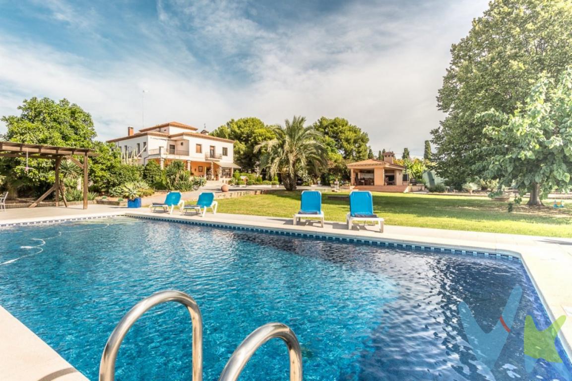 ¡Les damos la bienvenida a una oportunidad única de adquirir una impresionante casa en Castellón! Esta majestuosa propiedad es un auténtico refugio de lujo y comodidad. Permítanme llevarlos a un recorrido por esta residencia que supera todas las expectativas.Esta espaciosa casa cuenta con 9 amplios dormitorios, cada uno de ellos con su propio baño, lo que garantiza privacidad y comodidad para todos sus ocupantes. Además, dispone de un aseo adicional para mayor comodidad. Los armarios empotrados en cada dormitorio proporcionan un amplio espacio de almacenamiento, lo que facilita la organización y el orden.La casa irradia luz natural en cada rincón y ofrece vistas despejadas que se pueden disfrutar desde la hermosa terraza. Imaginen relajarse al aire libre mientras admiran el entorno y se sienten en armonía con la naturaleza que les rodea.La cocina independiente, completamente equipada, es un espacio funcional para preparar deliciosas comidas. El gran salón comedor, con acceso a la terraza, es el lugar perfecto para recibir a familiares y amigos en un ambiente cálido y acogedor.El estilo rústico de la casa le otorga un encanto especial, y cada rincón ha sido diseñado con atención a los detalles.La propiedad se asienta en una impresionante parcela de 14.800 metros cuadrados, lo que le brinda una sensación de privacidad y amplitud difícil de igualar. La piscina privada es un oasis de frescura en los días cálidos y se complementa con campos de tenis para los amantes del deporte y una zona de barbacoa para disfrutar de comidas al aire libre.Además, los jardines privados cuidadosamente mantenidos añaden un toque de belleza natural a la propiedad, creando un entorno de paz y tranquilidad.La casa también cuenta con calefacción por radiadores, lo que garantiza un clima cómodo durante todo el año, independientemente de la temporada.En resumen, esta casa en Castellón es una oportunidad excepcional para vivir en una propiedad de lujo con todas las comodidades imaginables. Si buscan una residencia amplia, elegante y privada en una ubicación privilegiada, ¡esta propiedad es la respuesta a sus sueños! ¡No esperen más! ¡Contáctennos hoy mismo para obtener más detalles y programar una visita a esta maravillosa propiedad!---------------------------------------Agencia inmobiliaria en Oropesa del mar si quieres comprar o vender casas pisos o locales en la comunidad Valenciana con oficina en Oropesa del Mar, Castellón. Para mayor seguridad en la compraventa, todas nuestras viviendas poseen FICHA DE CERTIFICACIÓN DE INMUEBLES registrada por la Asociación de Inmobiliarias de la Comunidad Valenciana ASICVAL. Antes de comprar o de entregar las arras, pida el Certificado de la vivienda para estar seguro y tranquilo sobre la situación legal, urbanística y de cargas de la misma. Los impuestos, gastos de notaría y registro no están incluidos en el precio de venta. 