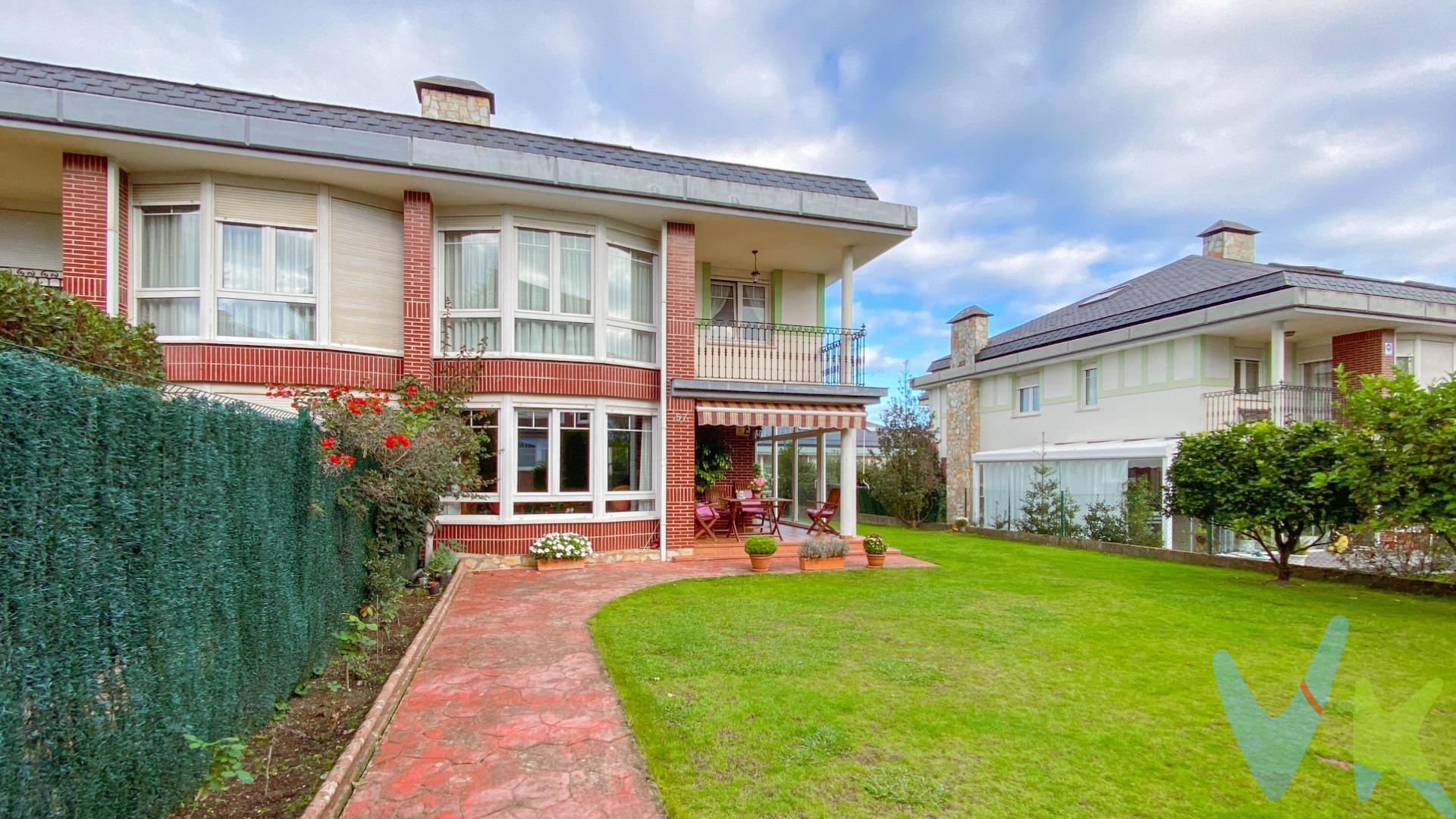 Presentamos esta excepcional vivienda adosada de 234 m² construidos sobre parcela privada de 347 m², situada en una de las urbanizaciones más demandadas de Santa Cruz de Bezana. Ubicación estratégica:. A escasos 10 minutos en coche del centro de Santander y 15 de Torrelavega, con acceso inmediato a las playas de Liencres, Covachos y San Juan de La Canal. Entorno residencial consolidado con estación de cercanías, centro de salud, colegios, instituto, supermercados y amplísima oferta de ocio, deporte y restauración. Distribución inteligente y práctica:. Planta baja - Acceso desde jardín a espacioso salón con galería de cristal, cocina de generosas dimensiones con despensa, baño completo y estancia adicional versátil (salita, comedor secundario o dormitorio invitados). Primera planta - Tres amplios dormitorios y dos baños completos. El dormitorio principal destaca por su baño en suite con acceso a través de vestidor privado y terraza individual con orientación mediodía. Ático - Espacio diáfano de múltiples posibilidades: zona de ocio, despacho profesional o apartamento independiente. Semisótano - Garaje cerrado con capacidad para dos vehículos, cuarto de lavado y gran sala polivalente para bodega, gimnasio o área de reuniones. Exterior: Parcela privada con orientación sur que garantiza luminosidad durante todo el día. Porche de acceso perfecto para momentos de descanso y disfrute al aire libre. Junto a la urbanización: Pistas de pádel y entorno cuidado que combina tranquilidad residencial con accesibilidad total a servicios. Una oportunidad única para familias que buscan espacio, funcionalidad y calidad de vida en un entorno privilegiado. CONDICIONES: Precio sujeto a decisión del propietario. Se añaden impuestos, gastos de notaría, registro y honorarios de agencia. Consultar resto de condiciones.