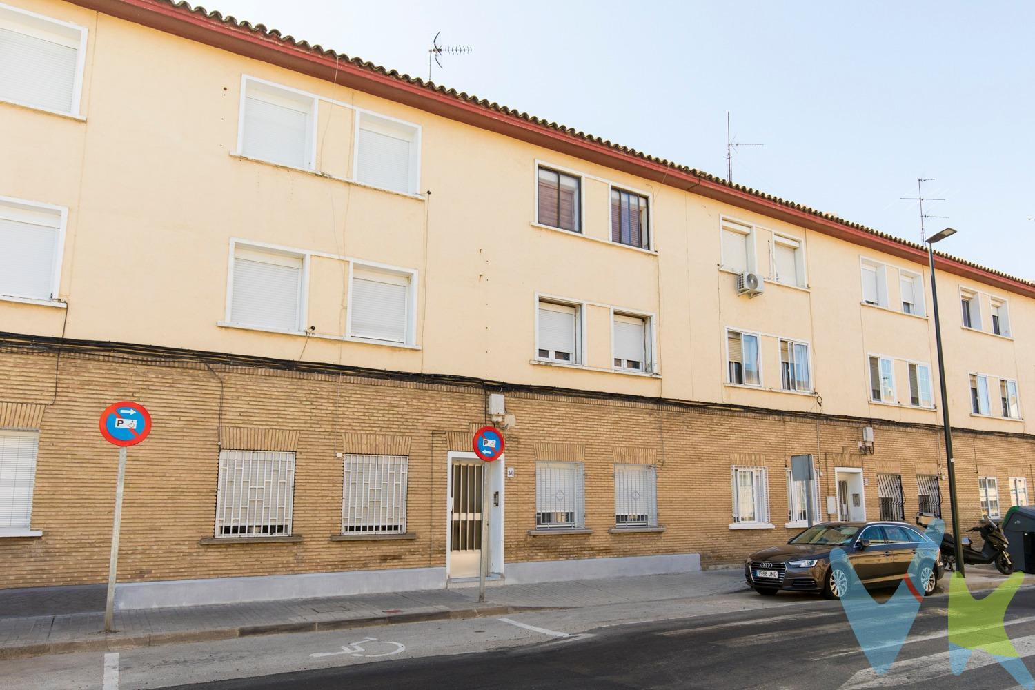¡Oportunidad en Avenida Montañana! Piso para terminar de reformar a tu gusto. Ideal como inversión o primera vivienda. Vivienda de 50 m² útiles, con la reforma iniciada y pendiente de finalizar, lo que te permite adaptarla completamente a tus necesidades y estilo. Distribuida en salón con cocina integrada (pendiente de instalar), dos dormitorios y un baño. Además, dispone de una zona exterior privada dentro de la misma comunidad, con terraza y espacio cubierto, ideal para crear una zona de barbacoa, almacenaje o rincón de ocio. El piso ya cuenta con suelo de gres porcelánico instalado, y las ventanas han sido renovadas con carpintería de aluminio lacado blanco y sistema oscilobatiente, lo que mejora el aislamiento térmico y acústico. Edificio con pocos gastos de comunidad. Una vivienda con mucho potencial, en una zona bien comunicada y con todos los servicios cerca. ¡Llámenos para ampliar información y solicitar visita!