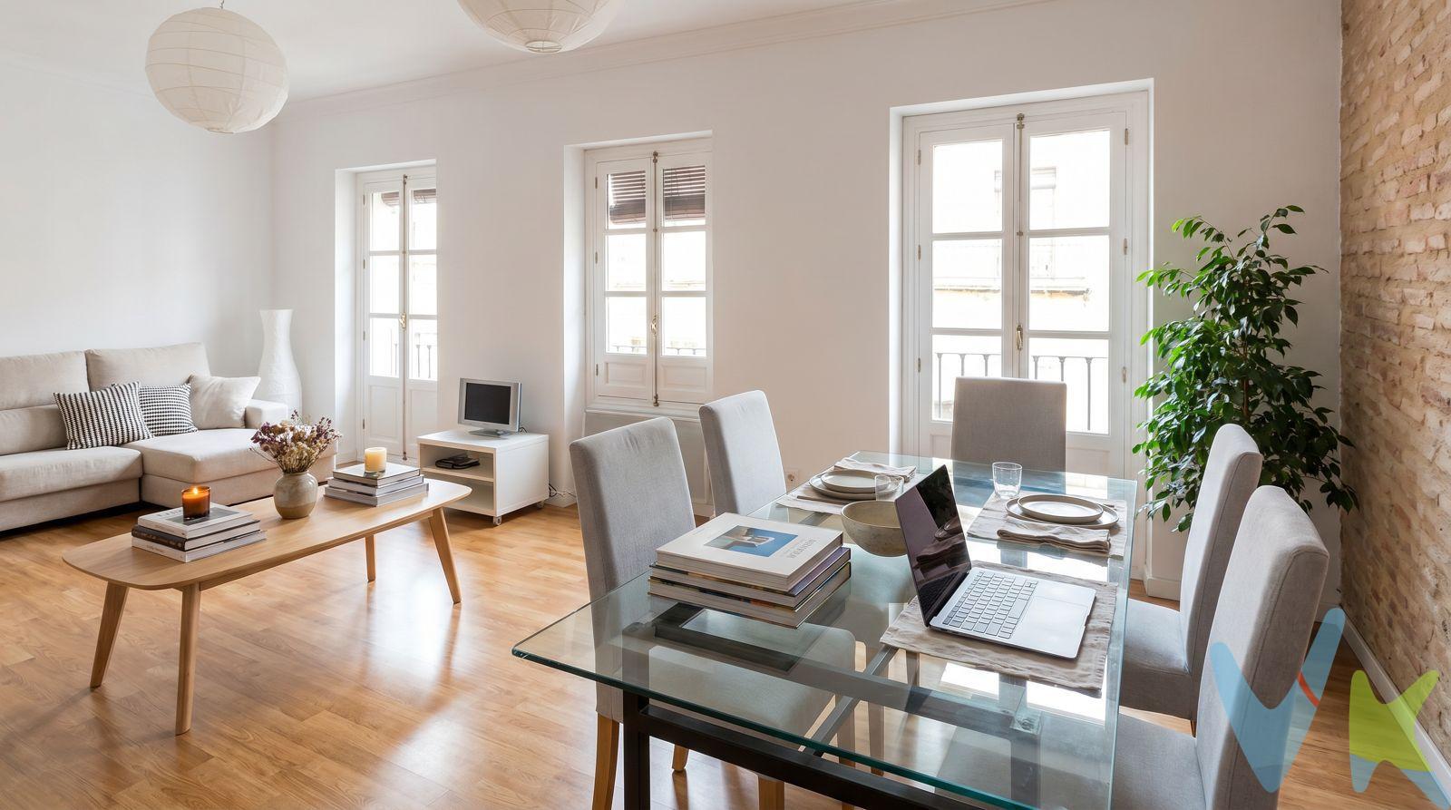 PRECIO DE VENTA 420.000 + GASTOS. Vendo este ático tan especial de 98 m² en la calle Mármoles, una vía peatonal preciosa y muy tranquila. Es la segunda y última planta de un edificio histórico de 1918. Nace de la unión de dos casas antiguas y lo reformé por completo en 2009 junto a un arquitecto, reforzando la estructura y uniendo el encanto original con el confort moderno. Así es por dentro:. Zona de día: Tengo un salón-comedor enorme (27 m²) orientado al sur/sureste con tres balcones grandes a la calle. Tiene luz natural todo el día. La cocina (11,50 m²) está integrada y conserva los suelos originales de baldosa hidráulica. Distribución: Cuenta con 2 dormitorios muy silenciosos que dan a patios interiores (ideales para descansar), un estudio independiente de 8 m², 1 baño completo y 2 aseos. Calidades premium: Instalé aislamiento térmico top en el techo (200 mm de lana de roca), suelo de parqué flotante con aislamiento acústico y aire acondicionado centralizado frío/calor con dos sistemas independientes (zona de día/noche). Ubicación y extras: Desde la planta accedemos directo a una azotea comunitaria con vistas espectaculares a la Giralda. Estoy a 3 minutos de la Alfalfa y a 5 de la Catedral. Ideal para inversores (Rentabilidad desde el minuto uno):. Un punto muy importante: la vivienda se vende con un inquilino solvente y fantástico que tiene contrato de larga duración hasta julio de 2029. Esto significa que compras y empiezas a recibir los ingresos del alquiler desde el primer día de la firma, sin meses vacíos ni dolores de cabeza buscando inquilino. Además, ya está firmada la renuncia a su derecho de tanteo y retracto para que la venta sea rápida y limpia. Si te interesa, ¡escríbeme y lo hablamos!. En cumplimiento de las obligaciones de información previstas en la Ley 10/2025, de 28 de diciembre, de servicios de atención a la clientela y transparencia, así como en la normativa sectorial vigente, se hace constar que el precio indicado no incluye los gastos e impuestos inherentes a la adquisición, los cuales se desglosan a continuación:. •Impuesto sobre Transmisiones Patrimoniales (ITP): Se aplicará el tipo impositivo vigente en la Comunidad Autónoma de Andalucía, generalmente el 7% (29.400€), sin perjuicio de tipos reducidos del 3,5%, 1,2% o 1% aplicables según las circunstancias personales del comprador o las características del inmueble). El impuesto se devenga sobre el Valor de Referencia de Catastro o el precio de venta, aquel que resulte superior. •Gastos de Notaría: Los honorarios notariales se calcularán conforme al arancel oficial regulado en el Anexo I, del Real Decreto 1426/1989, de 17 de noviembre, por el que se aprueba el arancel Notarial. •Gastos de Registro: La inscripción en el Registro de la Propiedad se facturará según el arancel oficial establecido en el ANEXO I, del Real Decreto 1427/1989, de 17 de noviembre, por el que se aprueba el arancel Notarial. •Gastos de Gestión (Gestoría): Los honorarios por la tramitación administrativa, liquidación de impuestos e inscripción registral ascienden aproximadamente a [545] € (IVA incluido). •Honorarios Agencia del Vendedor: incluidos en el PVP. •Honorarios Agencia del comprador: La agencia prestará los servicios de información, asesoramiento y acompañamiento previstos en el Encargo de Servicios y en el D.I.A. Si solicita servicios adicionales o personalizados, sus honorarios serán informados previamente, de forma individualizada y por escrito, conforme a la libertad de pactos y a la normativa vigente. NO VINCULADOS AL PRECIO DE COMPRA. Para una información exhaustiva sobre el funcionamiento, tipos impositivos y bonificaciones del ITP en Andalucía, puede consultar el portal oficial de la Agencia Tributaria de la Junta de Andalucía en el siguiente enlace:. Documento D. I. A. a disposición del consumidor según Decreto 218/2005 Junta de. Andalucía. 
