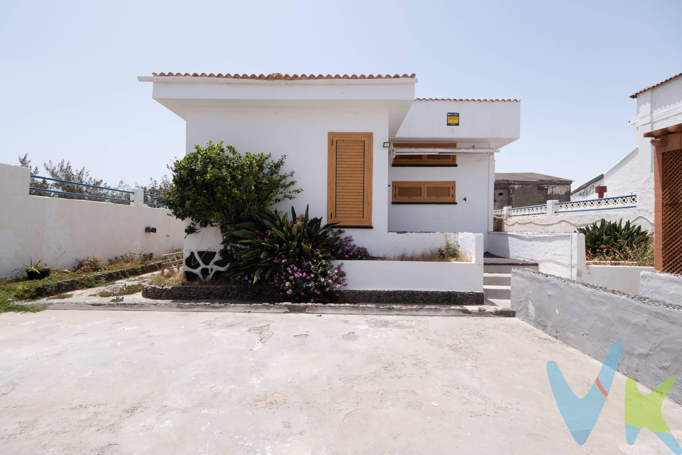 Esta casa independiente en el paseo marítimo del Puerto de Agaete, a solo 20 metros del mar, está situada entre la playa y las piscinas naturales, en uno de los entornos más espectaculares del norte de Gran Canaria. Construida sobre una parcela de 257 m², la vivienda cuenta con 131 m² construidos y ofrece espacios amplios y funcionales:. 🏡 2 dormitorios, cocina, baño completo, y varias zonas exteriores multifunción que invitan a disfrutar del aire libre durante todo el año. El jardín con vistas al mar es un rincón mágico para desconectar, leer, reunirse o simplemente contemplar el horizonte. Gracias a su ubicación privilegiada, esta casa es perfecta tanto como residencia habitual, como para quienes buscan una vivienda vacacional con gran potencial de rentabilidad. La vivienda se encuentra en zona de servidumbre de protección del litoral, por lo que está sujeta a las restricciones de la Ley de Costas respecto a usos, obras y posibles modificaciones. Asimismo, la propiedad está fuera de ordenación, al integrarse en una unidad de actuación urbanística pendiente de desarrollo, si bien se considera consolidada por antigüedad. Esto permite realizar obras de conservación y mantenimiento, pero no ampliaciones ni modificaciones sustanciales del inmueble. Es importante señalar que esta situación urbanística puede afectar a la posibilidad de obtener financiación hipotecaria, ya que algunas entidades pueden limitar o denegar préstamos para inmuebles fuera de ordenación. 📞 Contáctanos para más información. 