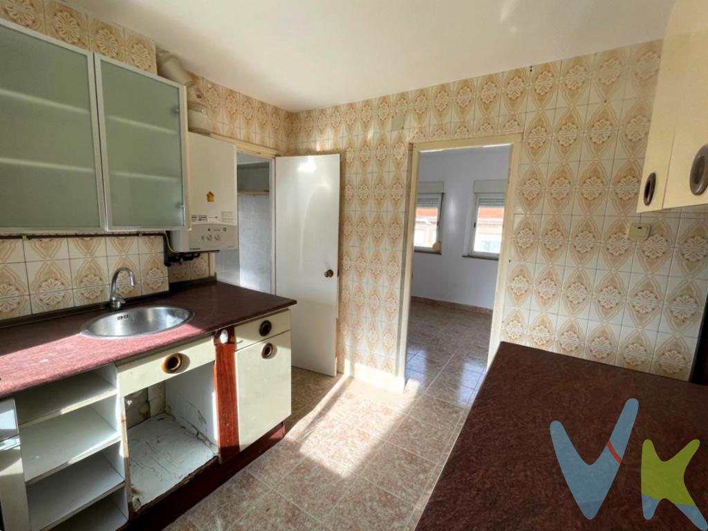 Apartamento en venta en Torrelavega  Barrio Covadonga.Si buscas un piso bien ubicado y con todo a mano, este apartamento en el barrio Covadonga te va a encantar. Está en una zona muy cómoda y consolidada, rodeada de todos los servicios que necesitas en el día a día: colegios, bancos, centro de salud, comercios todo a un paso.La vivienda cuenta con dos dormitorios, sala, cocina independiente y baño con plato de ducha. Además, es completamente exterior, lo que le aporta mucha luz natural durante todo el día.Ideal tanto para vivienda habitual como para inversores que quieren ampliar su cartera con un valor seguro de revalorización.¡No lo dudes y pídenos una visita!Al comprador se le cobrarán por gastos de gestión 2.000EUR + IVA. 