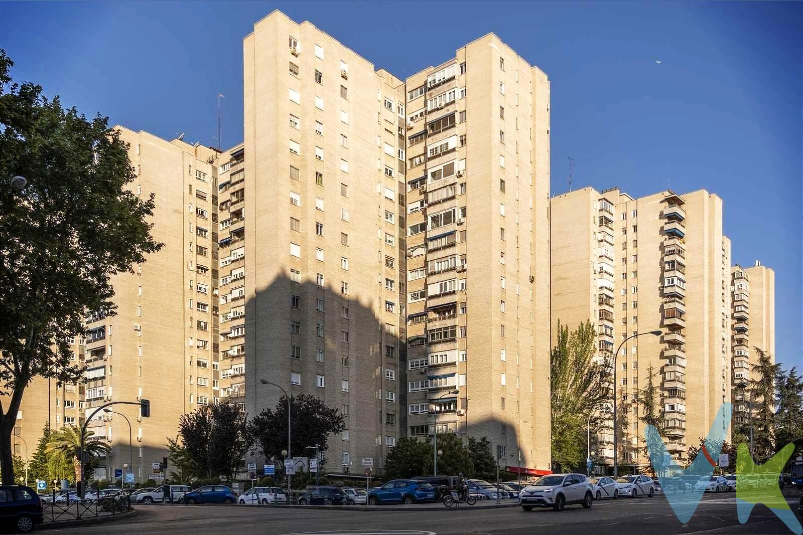 Se vende magnífico piso en la ciudad de los periodistas, piso de 147 metros situado  con vistas despejadas, dos plazas de garaje y zonas comunes. Piso distribuido en salón comedor independiente de 25 metros con acceso a terraza , tres dormitorios dobles con armario empotrado, dormitorio de servicio, dos cuartos de baño completos, más aseo de servicio y gran cocina con terraza tendedero. Finca con portal señorial, portero físico y calefacción central individual. Cuenta con dos plazas de garaje en superficie, 2 plazas de garaje en superficie con acceso controlado, amplias zonas ajardinadas, con posibilidad de 2 plazas mas. El piso necesita reforma, pero cuenta con muchas posibilidades. Ademas si lo desea puede asociarse al club social de Ciudad de los Periodistas, que cuenta  con 3 piscinas, pista de tenis, pista de futbol sala y baloncesto, gimnasio, restaurante y carpa social de verano e invierno . . 