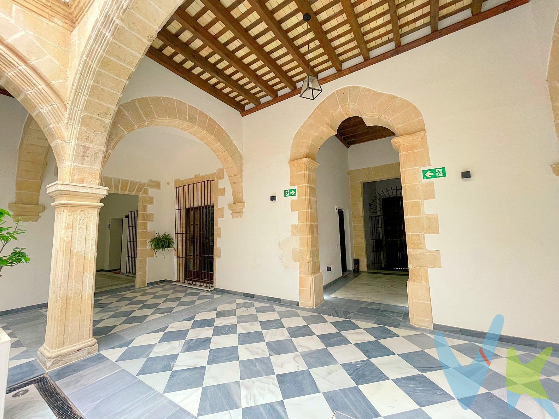 Se vende exclusivo dúplex en pleno centro de El Puerto de Santa María, situado en una finca privilegiada, esta propiedad combina elegancia, comodidad y funcionalidad en un entorno inmejorable. La vivienda cuenta con 85 m² mas un patio trasero de 24 m² con vista a la piscina, además se vende con garaje incluido en espacio privado con posibilidad de poner punto de carga para coche eléctrico, se distribuye en planta baja con salón, cocina, cuarto de baño y en planta primera con amplio dormitorio, baño completo y vestidor espacioso, distribuidos de manera eficiente para aprovechar al máximo el espacio disponible. Su orientación sur-oeste garantiza una luminosidad excepcional durante todo el día. El Puerto de Santa María es conocido por su ambiente relajado, su rica historia y su oferta gastronómica, especialmente por sus mariscos y vinos. La vivienda está ubicada en una zona tranquila pero bien conectada, con acceso a servicios esenciales y opciones de ocio.