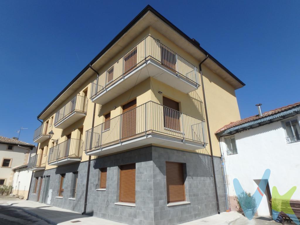 PISO CON DOS ORIENTACIONES DE OBRA NUEVA ENTREGA INMEDIATA. . ¡2 BALCONES DE DOBLE ORIENTACIÓN(ESTE-OESTE) PARA DISFRUTAR DE LA LUZ NATURAL TODO EL AÑO!. La vivienda COMPLETAMENTE EXTERIOR se encuentra distribuida en amplio cocina-comedor con acceso a balcón  de diseño abierta completamente amueblada y equipada con electrodomésticos, 2  habitaciones y 1 baño completamente amueblado y equipado. . Zonas comunes privadas, jardín con barbacoa y merendero 140 mt2. TOTAL SUPERFICIE ÚTIL VIVIENDA: 55,94 m2. Vivienda construida en altas calidades:. -CARPINTERÍA EXTERIOR de PVC con doble cámara, vidrio laminar 4+4, cámara 14 mm, que ofrece mayor aislamiento térmico y acústico. Laminar 4+4, VIDRIO BAJO EMISIVO Y CONTROL SOLAR, equipadas con persianas enrollables con aislamiento interior. . -PAVIMENTOS Baños, aseos: GRES PORCELÁNICO de 1º calidad, resto vivienda: GRES PORCELÁNICO imitación madera, terrazas: GRES PORCELÁNICO antideslizante y antiheladizo. -Calefacción individual mediante Aerotermia, por SUELO RADIANTE, con posibilidad de refrescamiento y producción de ACS. . -PUERTA ENTRADA VIVIENDA Lisa lacada, con bisagras de seguridad, cerradura de tres puntos y mirilla gran angular. -CARPINTERÍA INTERIOR Puerta de paso lisa lacada, con aireador superior. -MATERIAL SANITARIO: Aparatos, porcelana vitrificada esmaltada en blanco, marca Unibaño o similar; Grifería, monomando en ducha con aireadores economizadores de chorro; Inodoros, porcelana vitrificada esmaltada en blanco, marca Duravit con sistema de doble descarga. -FACHADAS: Cerramiento tipo Sate. Revestimiento exterior: SATE 50 mm fachada ppal. / 80 mm fachada patio y ladrillo 1/2 asta macizo. Aislamiento térmico: Lana de roca 5 cm. fachada patio / lana roca 8 cm fachada ppal. Acabado interior: Placa cartón-yeso 15 mm. -VENTILACIÓN: Mediante intercambiador de Doble Flujo de alto rendimiento, marca de primera calidad. Regulación electrónica del caudal de ventilación con motores EC de bajo consumo. Vivienda de obra nueva en construcción. La propiedad ha depositado su plena confianza en Inmobiliaria GesdiNavarra para la venta de su vivienda. No duden en ponerse en contacto con nosotros para más información o realizar una visita. Colaboramos con profesionales inmobiliarios. **El precio no incluye los gastos impuestos, notaría y registro. 