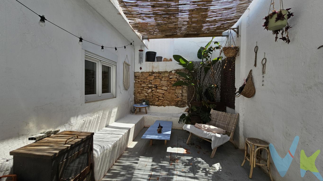  ¡Descubra su nuevo hogar en San Antonio de Benagéber! Ponemos a la venta esta magnífica casa adosada, ideal para quienes buscan comodidad y calidad de vida en una de las zonas más encantadoras de la región. Construida en 1950, esta vivienda combina el encanto de lo clásico con todas las comodidades modernas, ofreciendo un ambiente acogedor y funcional para el disfrute de toda la familia.La propiedad destaca por su amplitud, con 140 metros cuadrados útiles impecablemente distribuidos en un total de 152 metros construidos. Cuenta con tres espaciosas habitaciones que aseguran el confort y privacidad de sus ocupantes, diseñadas para captar la luz natural, lo que aporta calidez y alegría a cada rincón del hogar.Uno de los grandes atractivos de esta casa es su amplia terraza, perfecta para disfrutar del buen clima y auténticos momentos de relax. Pocas experiencias superan una tarde de verano junto a la familia y amigos, y esta residencia le ofrece esa posibilidad inigualable. El entorno es igualmente propicio para disfrutar de la vida al aire libre, ya sea con un buen libro o una barbacoa en compañía.Pese a su tranquila ubicación, su nuevo hogar está excelentemente comunicado. A pocos pasos, dispondrá de varias líneas de autobús que conectan con los alrededores, facilitándole el acceso a todas las comodidades urbanas. Se enamorará del potencial de esta propiedad para convertirse en su hogar soñado. La distribución de la vivienda y la atención al detalle hacen de esta casa adosada una oferta irrechazable para quienes valoran el estilo y la funcionalidad. Todo ha sido optimizado para ofrecer una experiencia de vida única y confortable que se complementa con un entorno sereno y natural.Además de las áreas privadas, dispone de un amplio salón ideal para las reuniones familiares o para disfrutar de una tranquila tarde de ocio. La cocina, equipada generosamente, inspira a los más exigentes amantes del arte culinario, brindando el espacio ideal para explorar su creatividad gastronómica.Cada rincón de esta casa ha sido proyectado para satisfacer las más altas expectativas, ofreciendo un refugio donde la vida moderna se funde con el encanto y la serenidad de un hogar tradicional. Aquí, usted podrá crear memorias inolvidables y disfrutar de la calidad de vida que siempre ha soñado.Invítese a descubrir personalmente lo que esta joya inmobiliaria tiene para ofrecerle. Visitarla no le dejará indiferente, pues rara vez se encuentran oportunidades como esta: una casa adosada con historia, en un entorno privilegiado y con todas las comodidades que su familia merece en el centro de la población. No pierda la oportunidad de hacer suyo este imprescindible del mercado inmobiliario. Estamos seguros de que su visita confirmará nuestras palabras y estamos aquí para facilitar cualquier consulta o detalle adicional que necesite. Su nuevo hogar en San Antonio de Benagéber le espera. 