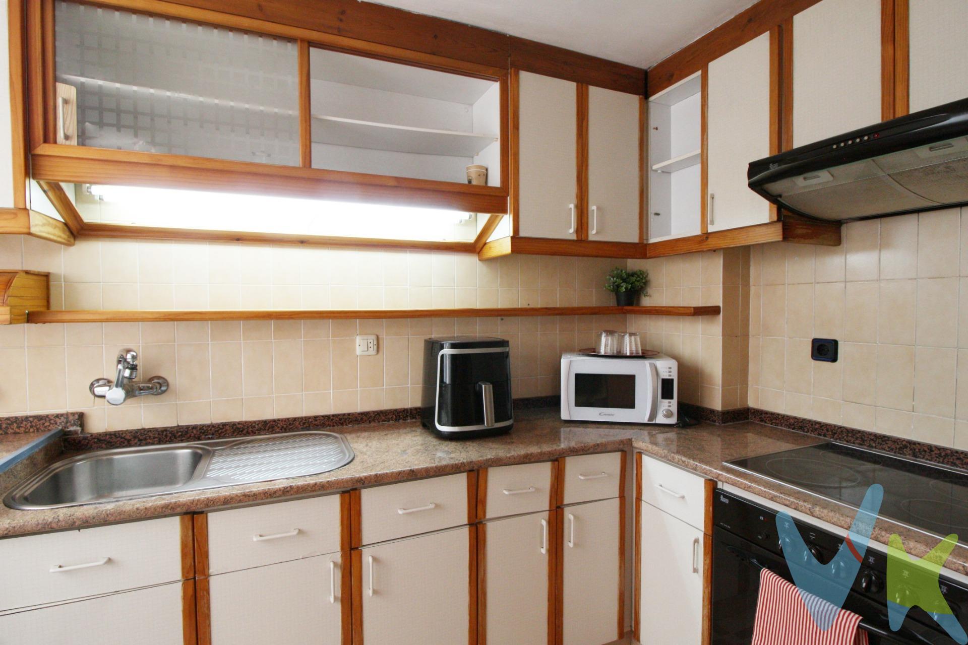 ESTA VIVIENDA CUENTA CON INQUILINO ACTUALMENTE PERO BUSCANDO OTRA VIVIENDA PARA DEJAR ESTA EN BREVE. . Te presentamos este acogedor piso situado en una zona tranquila y bien comunicada de Alaquàs. La vivienda, con ascensor, ofrece una excelente distribución y mucha luz natural gracias a sus vistas despejadas al parque. Cuenta con dos habitaciones amplias y luminosas, perfectas para una familia pequeña, una pareja o incluso como despacho y dormitorio. Dispone de un baño completo, funcional y bien conservado. La cocina independiente está equipada y lista para entrar a vivir. El salón-comedor, amplio y acogedor, se convierte en el corazón de la casa, con ventanales que ofrecen una agradable vista al parque, ideal para disfrutar de la tranquilidad y el entorno verde. Una excelente opción como primera vivienda o como inversión, cerca de todos los servicios: transporte público, comercios, colegios y zonas verdes. ¡No dejes pasar esta oportunidad y ven a visitarlo!