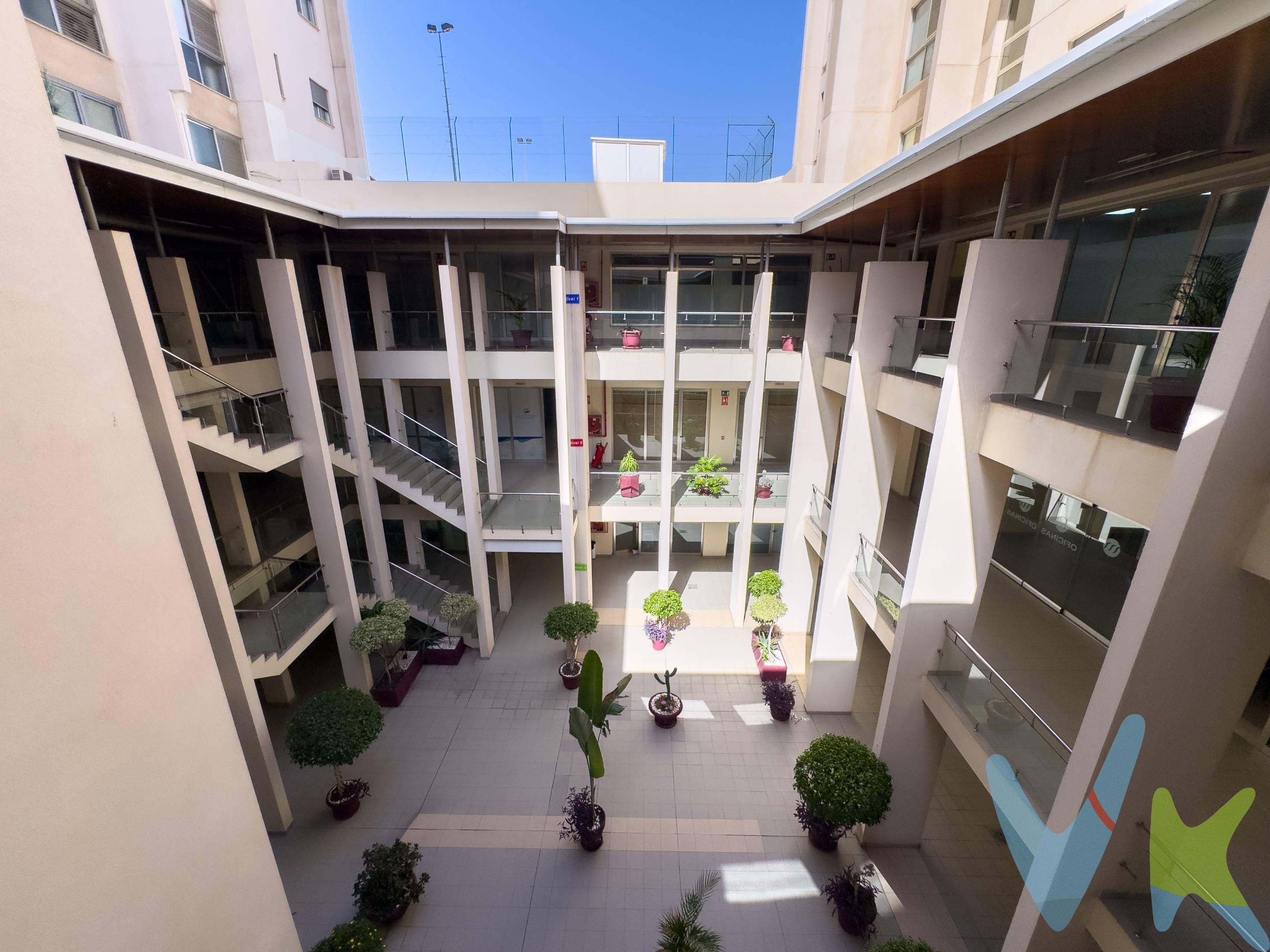 *¡Oportunidad en la Mejor Zona de Santa Cruz de Tenerife!*. Se vende elegante local en la prestigiosa Avenida Tres de Mayo, con una superficie construida de 164 m². Situado en un exclusivo edificio residencial con acabados de lujo, este espacio ofrece un entorno ideal para consultoría médica, despacho de abogados o cualquier actividad que requiera un ambiente tranquilo, privado y profesional. El precio incluye una plaza de garaje en el mismo edificio, facilitando la accesibilidad y comodidad. Gracias a su ubicación privilegiada y su diseño sofisticado, este local es perfecto para quienes buscan un espacio de alta calidad en una de las zonas más demandadas de Santa Cruz de Tenerife. No pierdas esta oportunidad de invertir en un espacio versátil, elegante y con todas las comodidades. ¡Contáctanos para más información y agenda tu visita!. 