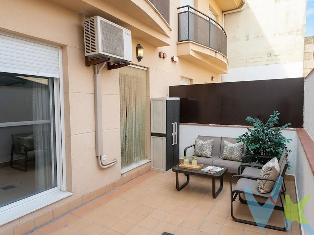 Unifamiliar en Carcaixent, en la apacible y segura Plaza de Sant Josep, justo al lado de una guardería, este impecable adosado de 140 m². construidos combina luminosidad, confort y una ubicación ideal para la vida familiar. . Al cruzar la puerta de la planta baja, la vivienda ofrece la máxima comodidad diaria con un garaje privado y un práctico aseo de cortesía. La zona de día se articula a través de una amplia cocina independiente y un acogedor salón-comedor; ambos espacios gozan de abundante luz natural, excelente ventilación cruzada y salida directa a una encantadora terraza posterior descubierta, perfecta para cenar al aire libre o relajarse. . La planta alta está pensada exclusivamente para el descanso, distribuyéndose en cuatro dormitorios exteriores repletos de luz y dos baños completos, uno de ellos integrado en suite en la habitación principal. Además, la vivienda cuenta con aire acondicionado y calefacción por bomba de calor. Su consumo eléctrico es extraordinariamente bajo, una eficiencia real acreditada en su correspondiente certificación energética que se traduce en un gran ahorro directo en las facturas. Un hogar eficiente, impecable y soleado en un entorno inmejorable. Aprovecha la oportunidad. Contacta ya con nosotros. VENTA:. PVP 185.999€. Gastos e impuestos no incluidos en el precio. La compra conlleva impuestos y gastos de formalización para el comprador. A título orientativo se informa que en segundas transmisiones el ITP con carácter general en Valencia es del 9%, pudiendo existir otros tipos impositivos atendiendo a las circunstancias personales del comprador u otras circunstancias previstas legalmente. Base imponible del impuesto el mayor valor entre el precio de compraventa, la tasación o el valor de referencia catastral. En cuanto a los gastos de notaría y registro, en su caso, suelen oscilar aprox. entre 1,5% y 2,5% (aranceles variables según precio, n.º de copias y complejidad). El comprador elige notario. Si el comprador precisase de hipoteca: tasación, condiciones y costes bancarios serán según entidad elegida por el comprador, así como los gastos de gestoría, y cualesquiera otros gastos inherentes a la formalización de la compraventa que legalmente correspondan a la parte compradora, salvo pacto expreso en contrario con el vendedor. El consumidor tiene, conforme a la normativa vigente, a su disposición información y documentación adicional relativa al inmueble y condiciones de la compraventa, que podrá ser consultada en C/Joaquín Costa 4, bajo 46005 Valencia o urbe2@remax.es. Honorarios de mediación inmobiliaria a cargo del COMPRADOR: (3% del precio final de venta más IVA (21%), salvo otro pacto.); y de VENDEDOR (según acuerdo con el mismo). Se informa al consumidor que la agencia actúa como intermediaria inmobiliaria en la operación, estando cualquier eventual compraventa y sus condiciones sujeta a la aceptación expresa del propietario-vendedor y a la posterior formalización del correspondiente contrato.