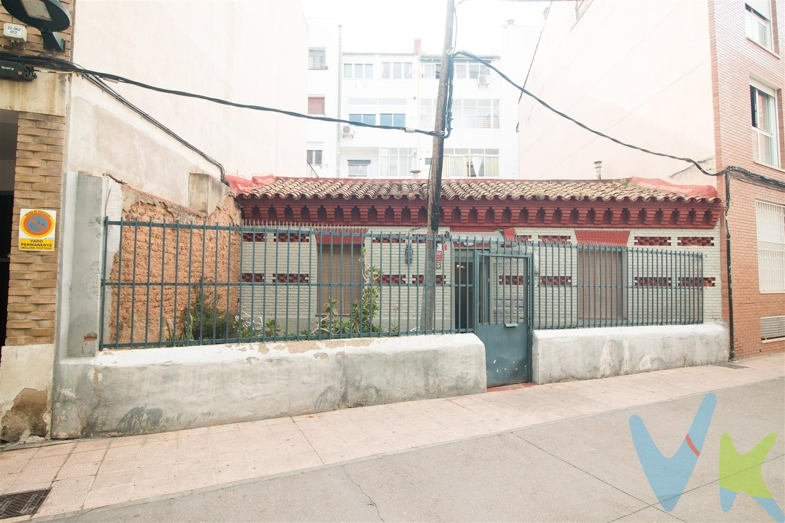 Se vende parcela como estupenda oportunidad, no solo como destino a vivienda habitual, sino también como inversión, si lo que quieres es desarrollar un proyecto de viviendas. La parcela tal como acredita su documentación son 177m2 según catastro, distribuida de la siguiente forma:. Nos recibe un estupendo patio delantero lleno de color y vegetación, que nos aporta tranquilidad y carácter, puesto que se sigue respetando la arquitectura de aquellos años de construcción, del patio accedemos a la vivienda la cual se distribuye de pasillo, dando este acceso a dos dormitorios, (derecha e izquierda) y de frente el salón que hace de distribuidor, dando acceso a dormitorio principal y a cocina que a su vez da acceso a baño y galería cerrada, de ésta accedemos a patio con diferentes trasteros y huecos de almacenaje. La parcela está ubicada en una zona con todos los servicios a pie de calle: supermercados, colegios, transporte público, centros médicos, zonas verdes y comercios de todo tipo. . Gastos e impuestos no incluidos: A titulo orientativo, en segunda transmisiones, el comprador abonara el Impuesto de Transmisiones Patrimoniales (ITP), tipo general en Aragón del 8%. Base de cálculo: mayor valor entre precio de compraventa o valor de referencia catastral. Los gastos de Notaria y de Registro que están estipulados según sus aranceles y tarifas normativas, varían según el precio, numero de copias y complejidad. Calculo según tarifas normativas. Si se precisa hipoteca: Tasación, condiciones y costes bancarios según entidad elegida por el comprador, así como gastos de gestoría y cuales quiera otros inherentes a la compraventa. No se incluyen otros gastos o tributos que puedan por Ley corresponder al comprador. Esta operación está sujeta a doble mediación. existen Honorarios a cargo del comprador, salvo pacto en contrario no incluidos en el PVP. El consumidor, conforme a la normativa vigente, podrá solicitar información y documentación adicional relativa al inmueble, sus características, condiciones de la operación y del servicio de mediación en la oficina, o a través del mail. La agencia actúa exclusivamente como intermediaria en la compraventa, cuyas condiciones, en todo caso, estarán sujetas a la aceptación expresa del vendedor del inmueble y posterior formalización del contrato. La información suministrada se corresponde con la disponible a la fecha de publicación, pudiendo variar en función de las circunstancias o actualizaciones legales, contractuales y fiscales. Anuncio de carácter meramente informativo. Para una información más exhaustiva sobre el funcionamiento, tipos impositivos y bonificaciones de el ITP en Aragón, pueden consultar en el portal oficial de la Agencia Tributaria Autonómica y las Tarifas Notariales y Registrales reguladas en Anexo I del Real Decreto 1426/1989 y Anexo I del Real Decreto 1427/1989, respectivamente. Anuncio no vinculante, puede contener errores.