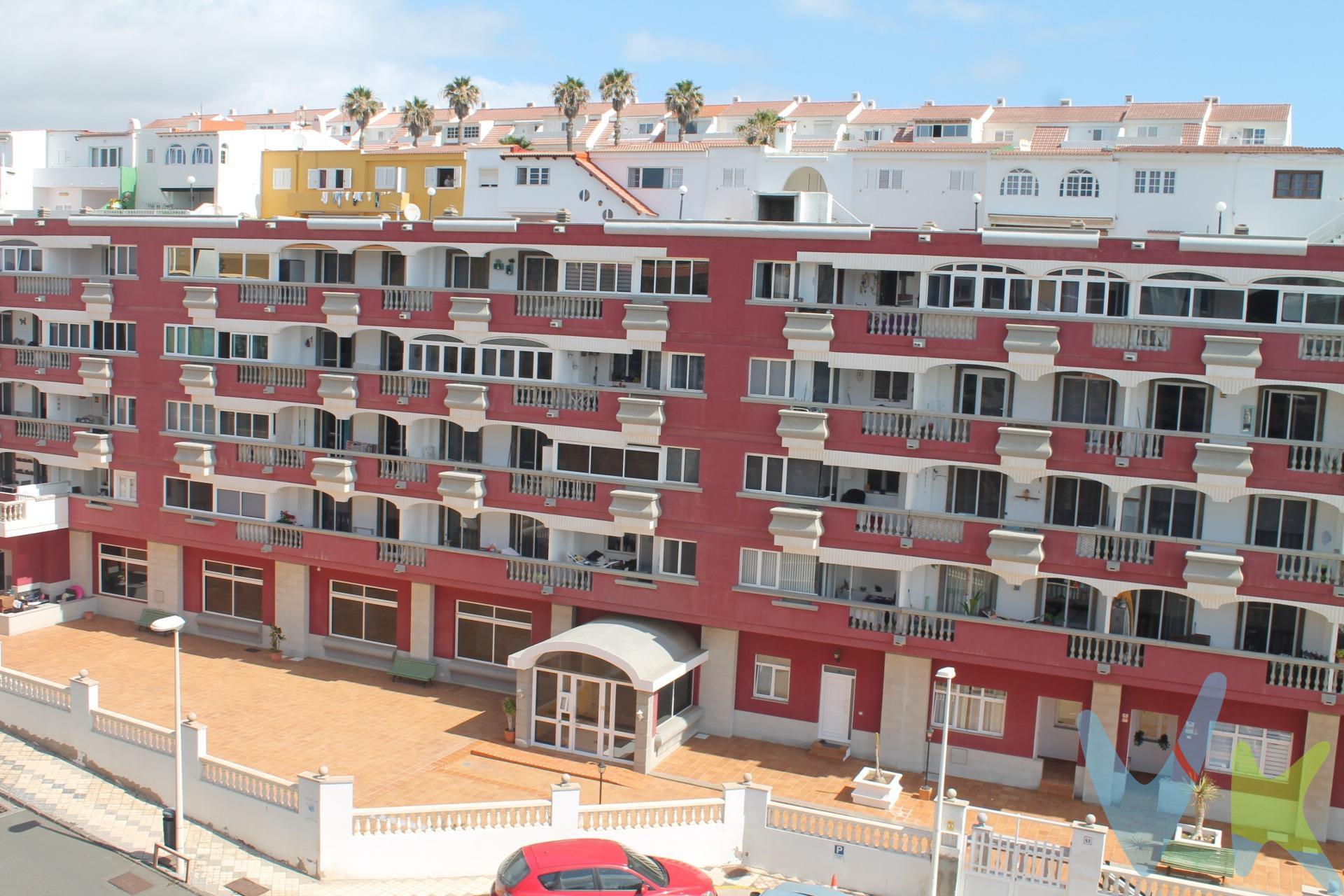 ¡Tu casa junto al mar te espera! Vivienda con vistas, garaje y todas las comodidades. ¿Sueñas con vivir cerca del mar o hacer una inversión inteligente? Esta propiedad de 60 m² te ofrece mucho más que una simple vivienda; es calidad de vida. ✅ Distribución tipo suite – Dos habitaciones unificadas para crear una estancia amplia y luminosa. ✅ Armario empotrado – Máximo aprovechamiento del espacio sin renunciar al estilo. ✅ Cocina independiente – Funcional y equipada. ✅ Salón comedor exterior – Con gran entrada de luz natural y espacio para relajarte o compartir. ✅ Impresionantes vistas al mar – Disfruta del azul del mar desde tu hogar. ✅ Aire acondicionado – Confort garantizado todo el año. ✅ Cuarto de lavado – Practicidad y orden en tu día a día. ✅ Plaza de garaje incluida – Comodidad y seguridad para tu vehículo. Grandes espacios comunes abiertos en la urbanización, que cuenta con dos piscinas y zona de hamacas. Una propiedad pensada para quienes valoran el confort, la funcionalidad y una excelente ubicación. Perfecta tanto como vivienda habitual, segunda residencia o como opción de inversión con alto potencial. ¡No dejes pasar esta oportunidad única de tenerlo todo junto al mar!. Contáctanos hoy mismo y agenda tu visita.