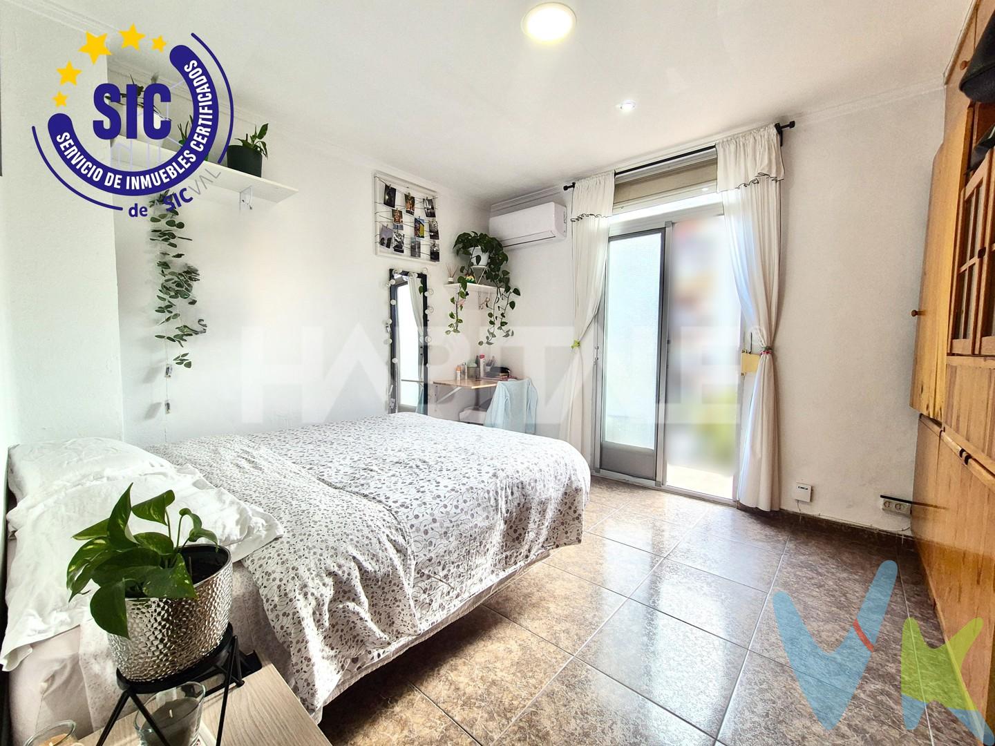 Habitale presenta esta vivienda con mucho potencial en plena Avenida del Puerto, una de las zonas con mayor demanda y proyección de Valencia. Sus principales ventajas son:

· Vivienda exterior con luz natural.
· Ubicación prime junto a la Avenida del Puerto.
· 4 dormitorios dobles (distribución actual para alquiler por habitaciones).
· Posibilidad de recuperar salón independiente en la habitación exterior.
· Cocina americana amplia y funcional.
· Baño completo + aseo.
· Aire acondicionado frío/calor en algunas estancias.
· Puerta blindada + trastero comunitario en planta baja. 

La vivienda ofrece 85 m² muy bien aprovechados, actualmente configurados para maximizar rentabilidad mediante alquiler por habitaciones. Dispone de cuatro dormitorios dobles, uno de ellos exterior con balcón y aire acondicionado, que puede convertirse nuevamente en salón si se desea recuperar una distribución tradicional.

La cocina americana actúa como núcleo social del inmueble, con espacio para zona de comedor. El baño completo con plato de ducha y el aseo independiente aportan funcionalidad al día a día.
Su ubicación en plena Avenida del Puerto garantiza movilidad, servicios, restauración y cercanía al mar, convirtiendo este activo en una opción muy atractiva tanto para uso propio como para inversión con alta demanda.

¡Te invitamos a visitarlo y valorar su potencial!

__________________
Por mandato expreso del propietario, comercializamos este inmueble en EXCLUSIVA, lo que le garantiza el acceso a toda la información, a un servicio de calidad, un trato fácil, sencillo y sin interferencias de terceros. Por este motivo, se ruega no molestar al propietario, a los ocupantes de la propiedad o a los vecinos. Muchas gracias por su comprensión.

La oferta está sujeta a cambios de precio o retirada del mercado sin previo aviso. Este anuncio en su conjunto, incluyendo textos, fotos, imágenes o cualquier otro contenido del mismo, no es vinculante dado que la información es ofrecida por terceros y puede contener errores. Se muestra a título informativo y no contractual. El precio anunciado no incluye los impuestos, ni los gastos como Notario, Registro de la Propiedad y honorarios de la agencia inmobiliaria.

Agentes de la Propiedad Inmobiliaria inscritos con número de registro RAICV 2880 y 4357, las operaciones están garantizadas con Seguro de Responsabilidad Civil y Seguro de Caución.