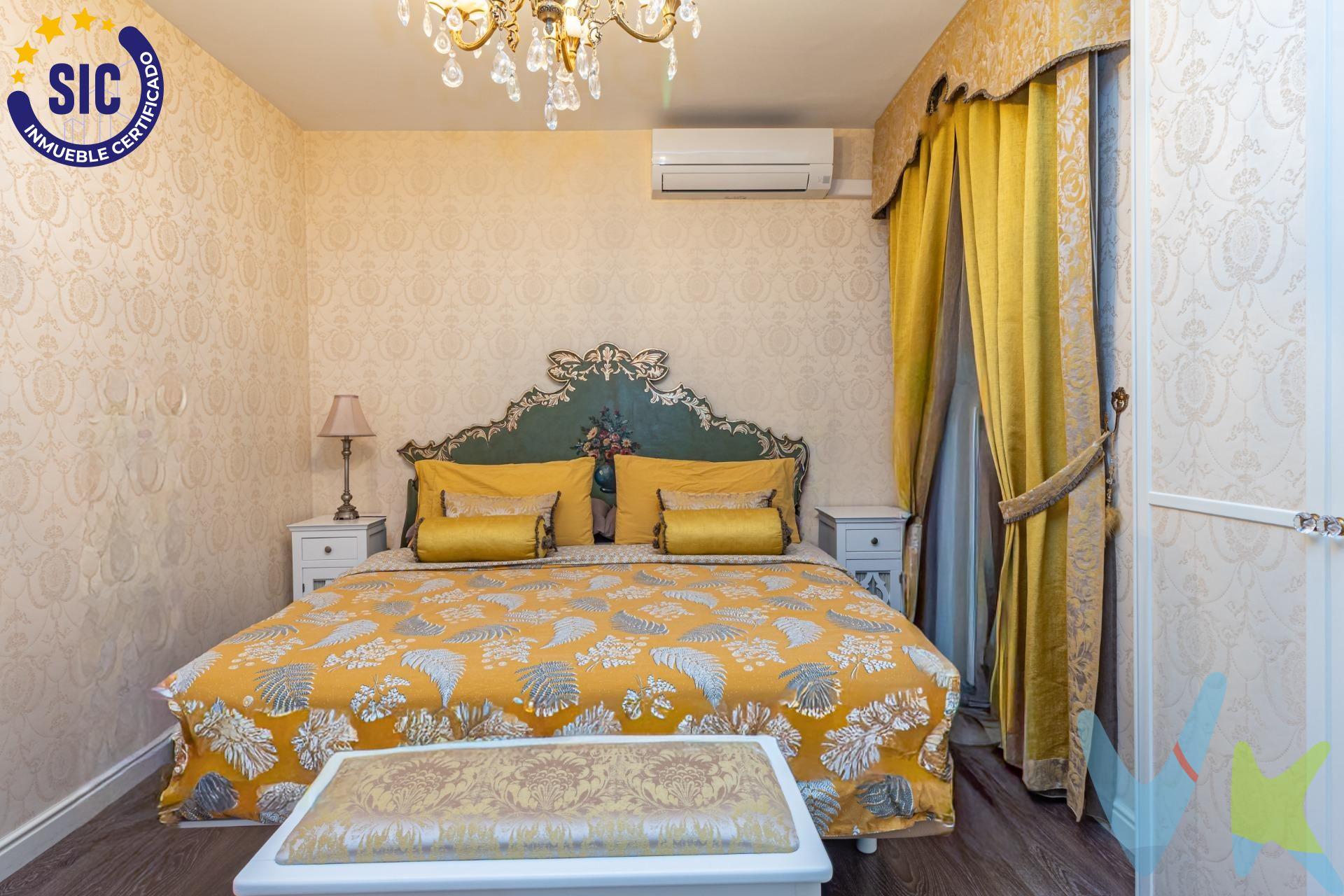 Descubre este elegante y amplio piso situado en la zona de la Biblioteca Pública de Benicarló, a tan sólo 200 metros de la Plaza Constitución, el centro neurálgico del municipio, y junto al paseo marítimo, que conecta con la playa, situada a 500 metros, donde encontramos el Parador Nacional, el puerto deportivo y su zona de ocio. Gracias a su ubicación, tendrás todos los servicios a un paso: comercios, supermercados, colegios y centro de salud, lo que hace la vida diaria mucho más cómoda y práctica. La vivienda cuenta con tres dormitorios dobles y dos baños completos, uno de ellos con bañera de hidromasaje incorporado al dormitorio en suite, que también dispone de un gran armario empotrado. Ambos baños presentan acabados modernos que combinan funcionalidad y estética. La cocina office es amplia y permite colocar una mesa para que las comidas del día a día sean cómodas y prácticas. El salón es luminoso y acogedor, un espacio perfecto para relajarse, estar en familia o recibir visitas. Entre sus características destacan los acabados de alta gama, el suelo radiante en toda la vivienda, aire acondicionado y un descalcificador que protege tus instalaciones y aumenta la durabilidad del hogar. Además, dispone de un práctico cuarto de lavandería y plaza de parking en la planta sótano del edificio. Benicarló es una población muy próxima a Vinaroz, capital de la comarca con todos los servicios como organismos oficiales y hospital, y a Peñíscola, población turística de referencia en la provincia. La vivienda se encuentra lista para entrar a vivir, amueblada, en perfecto estado de uso, ofreciendo una combinación perfecta de calidad, confort y localización privilegiada, para quienes buscan un hogar familiar completo cerca del mar, por lo que no necesitarás una segunda residencia: vivirás cómodamente y además disfrutando de la playa todo el año. (*) Cláusula de Transparencia y Desglose de Gastos. En cumplimiento de las obligaciones de información previstas en la Ley 10/2025, de 28 de diciembre, de servicios de atención a la clientela y transparencia, así como en la normativa sectorial vigente, se hace constar que el precio indicado no incluye los gastos e impuestos inherentes a la adquisición, los cuales se desglosan a continuación:. - Impuesto sobre Transmisiones Patrimoniales (ITP): Se aplicará el tipo impositivo vigente en la Comunidad Valenciana, generalmente el 10%, sin perjuicio de tipos reducidos aplicables según las circunstancias personales del comprador o las características del inmueble. El impuesto se devenga sobre el Valor de Referencia Catastral o el precio de venta, aquel que resulte superior. Para una información exhaustiva sobre el funcionamiento, tipos impositivos y bonificaciones del ITP, puede consultar el portal oficial de la Agencia Tributaria autonómica en el siguiente enlace: www.atv.gva.es/es/itpajd. - Gastos de Notaría: Los honorarios notariales se calcularán conforme al arancel oficial regulado en el Anexo I, del Real Decreto 1426/1989, de 17 de noviembre, por el que se aprueba el arancel Notarial. - Gastos de Registro: La inscripción en el Registro de la Propiedad se facturará según el arancel oficial establecido en el Anexo I, del Real Decreto 1427/1989, de 17 de noviembre, por el que se aprueba el arancel de los Registradores de la Propiedad. - Gastos de Gestión: Los honorarios por la tramitación administrativa, liquidación de impuestos e inscripción registral, en el supuesto de ser a cargo de la agencia inmobiliaria, ascienden a 302,50 € (IVA incluido). - Honorarios Agencia del Vendedor: incluidos en el precio publicado. - Honorarios Agencia del Comprador: Se informa que eventualmente podrían existir honorarios profesionales a cargo del adquirente, en aquellos casos en que se hubieran contratado previamente los servicios específicos del encargo de compra y en ningún caso estarán vinculados al precio.