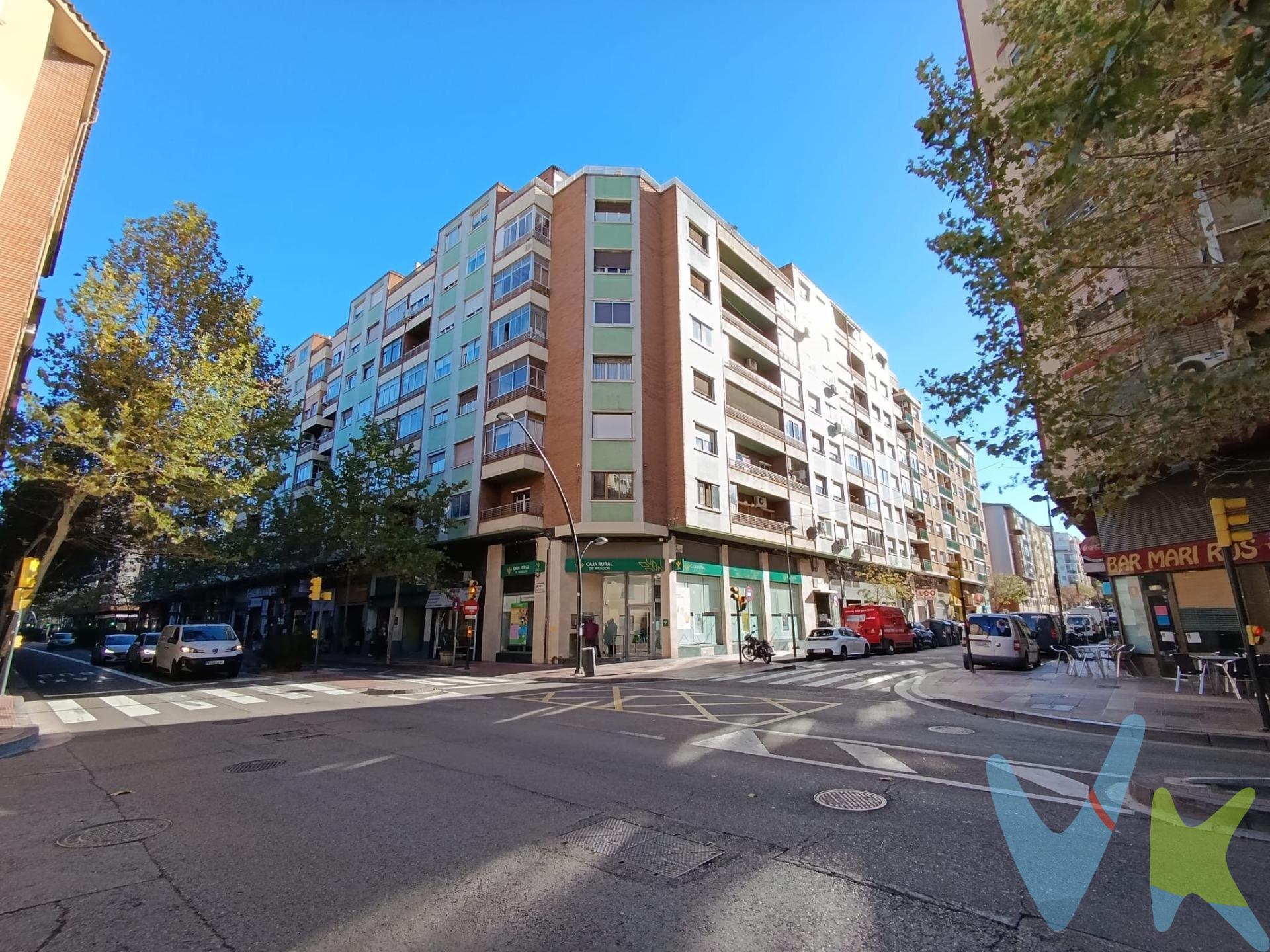 CALLE ANTONIO MOMPEON MOTOS. ¡Descubre tu nuevo hogar en este encantador piso de 63 m²! Situado en una ubicación privilegiada, este inmueble destaca por su luminosidad y vistas despejadas gracias a su orientación sur. Originalmente de tres dormitorios, se ha adaptado a dos, ofreciendo un espacio más amplio y acogedor. El salón es perfecto para disfrutar de momentos en familia, mientras que la cocina cuenta con una terraza de 5,50 m² ideal para relajarse al aire libre. Este piso, en buen estado de conservación y listo para entrar a vivir, se encuentra en una finca bien cuidada con dos escaleras y ascensores, incluyendo un elevador que facilita el acceso. La calefacción centralizada con contador individual y el agua caliente sanitaria mediante termo eléctrico aseguran el confort durante todo el año. Además, contarás con la comodidad de un conserje en el edificio. Es una opción perfecta tanto si buscas tu primera residencia como si deseas realizar una inversión para arrendamiento. No te pierdas la oportunidad de visitar este hogar a través de nuestra visita virtual 360º, donde podrás explorar cada rincón. Recuerda que el precio no incluye impuestos ni gastos adicionales. ¡No esperes más y ven a conocer tu futuro hogar!. El precio indicado no incluye impuestos, gastos de notaría, registro y honorarios de intermediación. Anuncio no vinculante, puede contener errores.