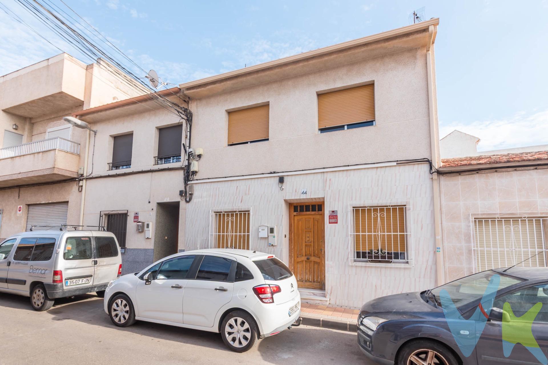 Crea el hogar que siempre has soñado, en esta magnífica vivienda. Hay casas que se adaptan a ti desde el primer momento, y esta es una de ellas. Ubicada en el tranquilo y consolidado barrio de San Miguel, en Molina de Segura, esta vivienda adosada ofrece ese bien tan escaso hoy en día: metros cuadrados reales, independencia y una distribución inteligente pensada para la comodidad del día a día. Con un total de 5 dormitorios y 2 baños, la casa destaca por su versatilidad gracias a una clara separación de espacios entre sus dos plantas:. Planta baja (comodidad y vida diaria): Al entrar, la vivienda te recibe un dormitorio a cada lado del pasillo y desde ahi accedemos  al salón y una cocina funcional. Lo mejor de esta planta es que cuenta con dos dormitorios, un baño completo y un patio interior. Esta configuración es perfecta tanto para el día a día sin necesidad de subir escaleras, como para habilitar una zona de despacho, un dormitorio para invitados o una estancia accesible para personas mayores. El patio se convierte en el pulmón de la casa, ideal para disfrutar al aire libre o crear tu propio rincón de relax. Planta superior (zona de descanso y privacidad): Subiendo a la planta alta encontramos otras tres habitaciones y un baño (incluyendo estancias pensadas para el descanso familiar o el teletrabajo). Desde el patio tambien se accede además a la terraza, un espacio estupendo para desconectar, tomar el sol o disfrutar de las vistas despejadas del entorno. A todo esto se suma un práctico trastero, indispensable para mantener la casa siempre ordenada y guardar todo aquello que no necesitas en el día a día. ¡Ven a visitarla y descubre todo lo que puede ofrecerte!. PVP: 165.000€. No incluye gastos, impuestos y demás gastos legalmente correspondan al comprador: ITP del 7,75% con carácter general; existen excepciones según normativa aplicable (1). Base imponible el mayor valor entre el precio de venta o el valor referencia catastral. Gastos Notaría y Registro: 1.900€ aprox. según complejidad y aranceles vigentes (2). Financiación: gastos de hipoteca, tasación y gatos bancarios a cargo del comprador, según su necesidad y elección. Servicio doble de intermediación: Honorarios inmobiliaria a cargo del comprador: 3% precio final con un mínimo de 3.000€, más IVA (21%), salvo acuerdo contrario tras negociación, no incluidos en PVP. Operación y condiciones de compraventa sujeta a aceptación expresa del vendedor. Para acceder a información y documentación legalmente exigible por el consumidor: https://www.inmotasa.es/consumidor/ .   Comercialización en multiexclusiva: Por mandato expreso del propietario, este inmueble se comercializa en multiexclusiva, lo que garantiza un acceso completo a la información, un servicio profesional y una gestión ordenada, sin interferencias de terceros. Si eres agente inmobiliario y tienes un cliente interesado, estaremos encantados de colaborar.    Una compra tranquila y bien acompañada: Al contactar directamente con nosotros, evitarás molestias innecesarias a la propiedad. Nos encargamos de toda la intermediación, facilitándote la documentación, la información necesaria y un trato cercano, claro y sin complicaciones.  (1) Para una información exhaustiva sobre el funcionamiento, tipos impositivos y bonificaciones del ITP en la Región de Murcia, puedes consultar el portal oficial de la Agencia Tributaria Autonómica en el siguiente enlace: agenciatributaria.carm.es/ITPAJD. (2) Tarifas notariales y registrales reguladas en Anexo I Del Real Decreto 1426/1989 y, Anexo I Del Real Decreto 1427/1989, respectivamente. . 