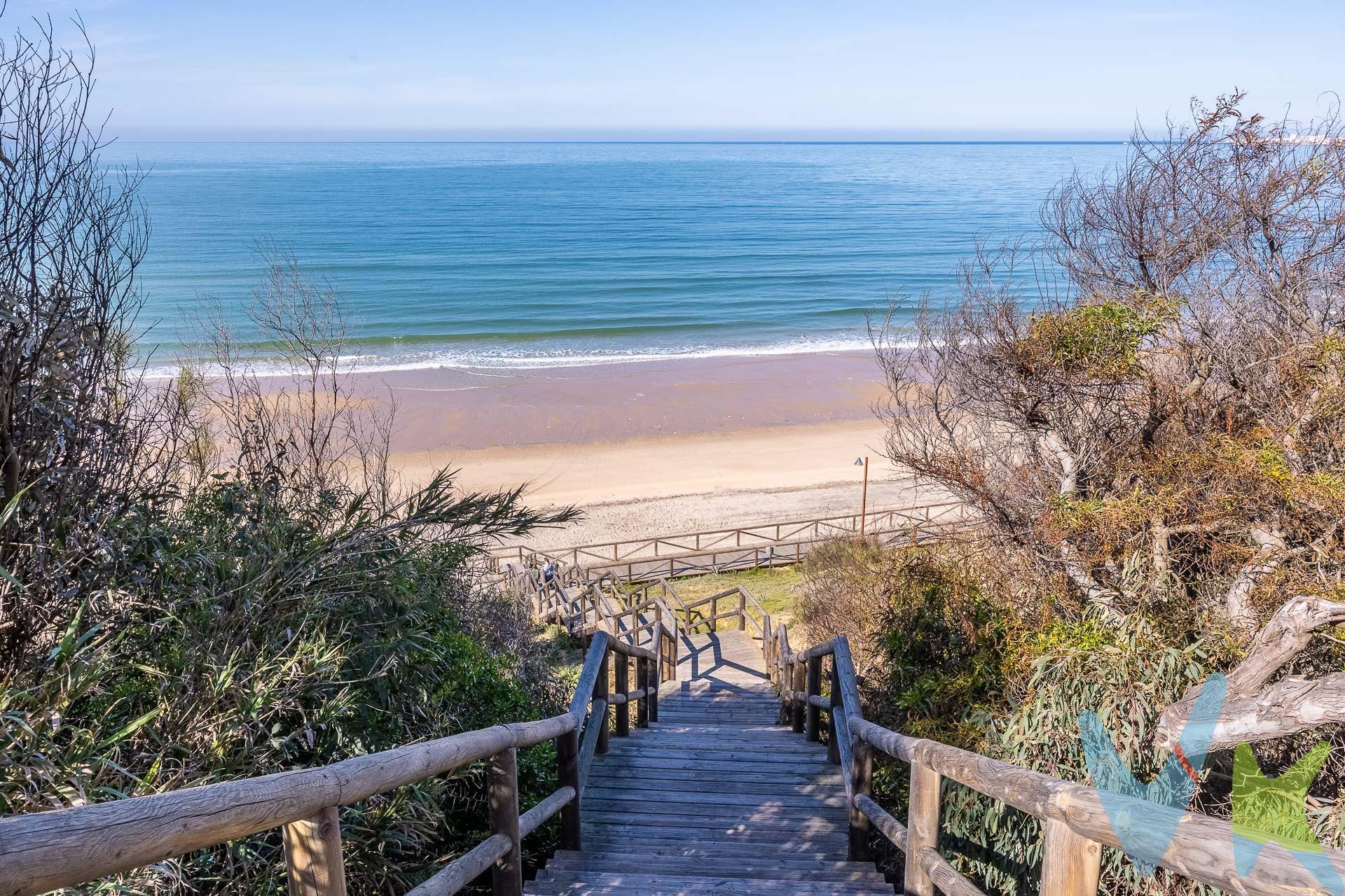 🏡 Un estilo de vida único cerca del mar, en El Puerto de Santa María. Si deseas disfrutar de una vida relajada en un entorno privilegiado, esta vivienda  de 157 metros de superficie construida y 202 metros de parcela, te ofrece todo eso y mucho más.  Ubicada en una urbanización privada, con piscina comunitaria, zonas ajardinadas y a solo 190 metros de la playa . Su distribución permite aprovechar al máximo cada estancia, ofreciendo un equilibrio perfecto entre espacios de convivencia y áreas privadas:. PLANTA BAJA:. Salón amplio con chimenea, un espacio acogedor para disfrutar en familia. Cocina equipada que cuenta con servicio de gas ciudad. Un dormitorio y un baño completo, una gran ventaja para quienes necesitan una habitación en la planta baja, ya sea para invitados, familiares mayores o incluso como despacho. PRIMERA PLANTA:. Cuatro dormitorios, todos con armarios empotrados. Dormitorio principal con baño en suite. Baño adicional dando servicio al resto de habitaciones. Más allá de su excelente ubicación y distribución, esta vivienda cuenta con una serie de extras que aumentan su confort y seguridad:. ✔ Aire acondicionado centralizado en cada planta, garantizando una temperatura agradable en cualquier estación del año. ✔ Suelos de mármol, que aportan elegancia y frescura a los espacios. ✔ Sistema de alarma, para ofrecer tranquilidad y seguridad a toda la familia. ✔ Trastero, ideal para almacenar todo lo necesario sin ocupar espacio en la vivienda. A pocos minutos encontrará supermercados, colegios, centros de salud, farmacias y una variada oferta gastronómica, Además, la cercanía con el centro de El Puerto de Santa María permite acceder fácilmente a zonas de ocio, comercios y transporte público. . ¡Una oportunidad única para quienes buscan calidad de vida a pocos metros del mar!. Para más información o concertar una visita, no dude en ponerse en contacto con nosotros. SE VENDE SIN AMUEBLAR. Informamos a nuestros clientes que el precio de venta no incluye lo siguiente: Honorarios de la agencia inmobiliaria, Impuestos (I.T.P., I.V.A. o A.J.D., en su caso) ni otros gastos de la compraventa (gastos de Registro de la Propiedad, Notaría, Gestoría ni de posible Financiación). Documento F.I.S. a disposición del consumidor según Decreto 218/2005 Junta de Andalucía.