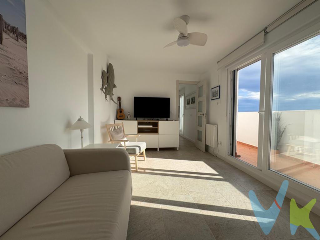 RACASA TORRES DE QUART  presenta una excelente oportunidad para adquirir un encantador ático recién reformado en venta ubicado en la tranquila zona de El Perellonet, ideal para aquellos que buscan un ambiente sereno sin alejarse de la conveniencia urbana. Este piso de 79 metros cuadrados contabilizando la terraza, de los cuales 64 pertenecen a la vivienda, se sitúa en la quinta planta de un edificio clásico de 1970 que, a pesar de sus años, mantiene su encanto y estructura en perfecto estado. El inmueble ofrece comodidad y funcionalidad a partes iguales.El piso dispone de dos acogedoras habitaciones, perfectas para crear dormitorios reconfortantes o un práctico despacho en casa. La distribución del espacio ha sido cuidadosamente pensada para optimizar el área disponible, proporcionando una atmósfera abierta que se adapta a diversas necesidades y estilos de vida. Uno de los puntos fuertes de esta propiedad es su luminosidad, ya que todas las estancias disfrutan de luz natural durante la mayor parte del día.Equipada con un ascensor, la finca ofrece un acceso cómodo a la vivienda. La vida en una quinta planta garantiza vistas despejadas y una agradable ventilación, aspectos que sin duda se aprecian al residir tan cerca de la costa. La proximidad del transporte público, con una parada de autobús en las inmediaciones, asegura excelentes conexiones con el centro de Valencia, permitiendo disfrutar de lo mejor de ambos mundos: la tranquilidad del litoral y la vivacidad de la ciudad.Cabe destacar que la vivienda cuenta con TRASTERO en la misma finca y tiene el derecho a la utilización de una plaza de aparcamiento en la misma finca.Este piso es una opción perfecta para quienes desean establecer su hogar en un entorno más relajado pero sin renunciar a las comodidades de la vida urbana. Gracias a su ubicación, los futuros propietarios podrán disfrutar de agradables paseos por las playas cercanas, así como de las ventajas de vivir en un área dotada de servicios básicos como supermercados, restaurantes y escuelas. El Perellonet se destaca por su ambiente amigable y comunidad acogedora, ideal para familias pequeñas o parejas.¡LLÁMENOS y venga a conocer su próximo hogar!El precio no incluye lo siguiente: honorarios de la agencia inmobiliaria, impuestos (IVA, ITP) y otros gastos de la Compraventa (notaria, gestoría y registro).La oferta está sujeta a cambios de precio o retirada del mercado sin previo aviso. Este anuncio en su conjunto, incluyendo textos, fotos, imágenes o cualquier otro contenido del mismo, no es vinculante dado que la información es ofrecida por terceros y puede contener errores. Se muestra a título informativo y no contractual.Número de Registro de Agentes de Intermediación Inmobiliaria de la Comunidad Valenciana: RAICV-1405. 