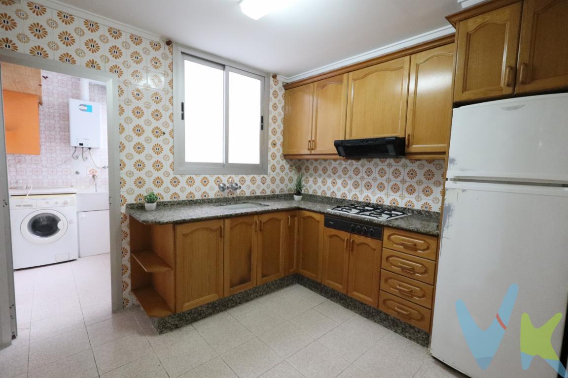 A la venta amplio y luminoso piso en Llíria, ubicado en una tercera planta con ascensor, perfecto para quienes buscan espacio, comodidad y una excelente ubicación.La vivienda cuenta con una distribución cómoda y bien aprovechada. Dispone de cuatro habitaciones, un baño completo y un aseo, lo que la convierte en una opción ideal para familias o para quienes necesitan varias estancias. El salón-comedor es amplio, muy luminoso y dispone de balcón, creando un espacio agradable y confortable para el día a día. La cocina es independiente y cuenta con lavadero, aportando funcionalidad y orden a la vivienda.El piso se encuentra en una zona consolidada y muy bien equipada, con colegios, una farmacia, comercios, bares y restaurantes, un polideportivo, tiendas y un parque a pocos minutos, facilitando una vida cómoda y práctica con todos los servicios al alcance.Una vivienda con amplitud, luz y una ubicación que reúne todo lo necesario para convertirse en tu nuevo hogar.Por mandato expreso del propietario, comercializamos este inmueble en exclusiva compartida, lo que garantiza el mejor trato y fiabilidad de la negociación, garantizamos un servicio de calidad. Si usted es agente inmobiliario y tiene un cliente para este inmueble, llámenos, estamos encantados de colaborar. La descripción del presente inmueble e imágenes tienen mero carácter informativo y en ningún caso carácter contractual, pudiendo ser modificados por la inmobiliaria sin que ello implique responsabilidad alguna frente a terceros. Agencia Registrada con el Nº 90 en el Registro Obligatorio de Agentes Inmobiliarios de la Comunitat Valenciana. Puede consultar en la web de la GVA. En el precio no están incluidos los gastos, honorarios ni impuestos.