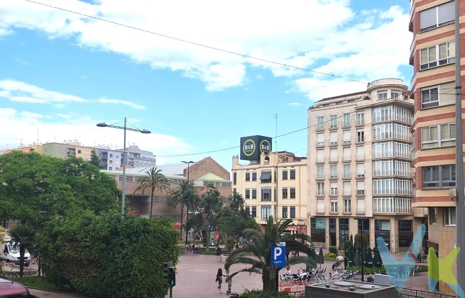 Les presentamos una excepcional vivienda situada en el corazón de Castellón, ideal para quienes buscan espacio y comodidad. Esta propiedad cuenta con una generosa superficie construida de 140 m² que se distribuye eficientemente. Al entrar, un acogedor hall que da paso a un amplio comedor salón que destaca por sus casi 30 m²; este luminoso ambiente ofrece acceso directo al balcón desde donde podrá disfrutar inigualables vistas hacia la emblemática Plaza Fadrell. La cocina está diseñada pensando en su funcionalidad, también dispone del privilegio de tener salida al espectacular patio privado de mas de 37 metros, perfecto para reuniones familiares o momentos tranquilos bajo el sol mediterráneo. Este hogar alberga cuatro cómodas habitaciones: una suite principal dotada de baño incorporado garantizando privacidad total; además dos amplias habitaciones dobles ideales para hijos o invitados, así como otra habitación simple perfecta como oficina o cuarto juvenil. Completa esta excelente distribución otro baño completo muy práctico para las visitas diarias. Este inmueble es en exclusiva, con lo que le facilitamos cualquier información sobre la vivienda. Por este motivo, solicitamos no molesten al propietario, ocupantes de la propiedad, vecinos o conserje de la comunidad. En todos los casos los precios expuestos son más impuestos y gastos derivados de la transmisión del inmueble. 