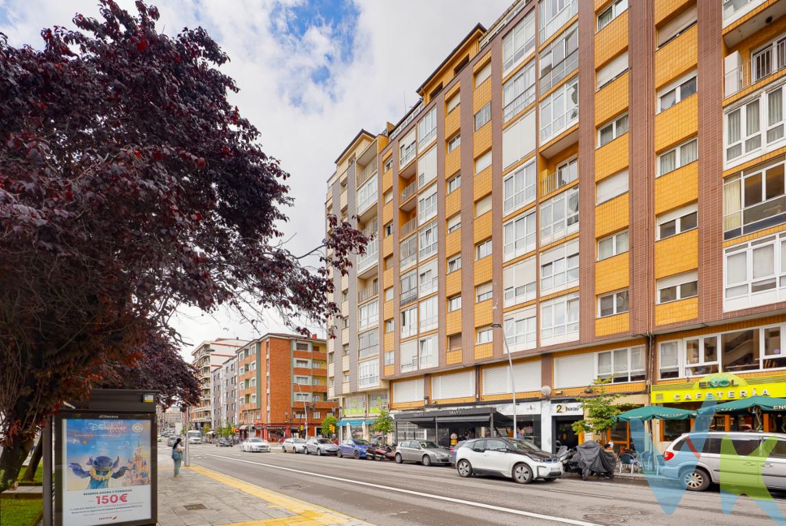 Ponemos a la venta, piso en la Avenida Pablo Iglesias, en la zona de los Campos, a un paso de la playa San Lorenzo, piso de 80 m2, para entrar a vivir, (antes 3 dormitorios), ahora 2 y salón comedor, cocina amplia, baño con ventana, aseo, gas ciudad, ventanas de PVC, suelos de parquet, y edificio con accesibilidad, en buen estado, orientación Sur, soleado, vistas a la Avenida de Pablo Iglesias y Ramón y Cajal, carbonera, hall con ventana. Infórmese. 