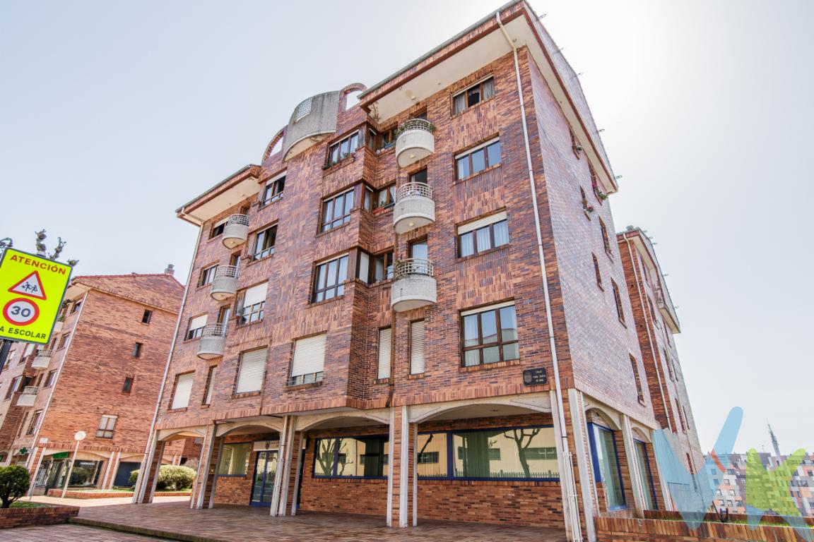 Espectacular Piso de 4 Dormitorios, 3 Baños (2 en suite) y 1 amplia plaza de Garaje en la exclusiva zona de Ciudad Naranco.Ubicada en la calle Peña Santa de Enol, con una ubicación inmejorable, al lado de la Losa y a 3 minutos caminando de la Calle Uría. Vive en un residencial tranquilo, de calidad y con la comodidad de estar a un paso del centro de la ciudad. ¡Esta es la oportunidad que estabas esperando!El piso ubicado en una segunda planta con ascensor consta de un total de 118 m2 construidos, dispone de una buena distribución siendo todas sus estancias amplias y exteriores.Consta de recibidor, amplio salón-comedor, cocina independiente con office y despensa, 4 dormitorios amplios, 3 baños completos ( 2 de ellos en suite) y un balcón tendedero.Este magnífico piso se completa con 1 amplia plaza de Garaje con capacidad para moto y coche incluida en el precio con acceso directo al edificio, para mayor comodidad y seguridad.***OPCIONAL: Una segunda plaza de garaje en el mismo edificio con todas las comodidades. ( NO INCLUIDA EN EL PRECIO)La urbanización muy bien conservada, dispone iluminación, jardines privados comunitarios y servicios centrales de agua y calefacción.¡¡ Vive en un residencial tranquilo, de calidad y con la comodidad de estar a un paso del centro de la ciudad. ¡Esta es la oportunidad que estabas esperando!!Contacta hoy mismo y agenda tu visita. ¡Este piso puede ser tuyo!PRECIO DE VENTA SIN GASTOS NI IMPUESTOS INCLUIDOS: El precio de venta no incluye gastos de notaría, registro de la propiedad, gestoría, ni el Impuesto de Transmisiones Patrimoniales (ITP) o el IVA/AJD. HONORARIOS: El precio de venta no incluye los honorarios que se devengan a cargo del cliente comprador por la prestación de servicios de asesoramiento y gestión. El importe asciende al 2%, con un mínimo de 2.000 EUR, del Precio de Venta (IVA no incluido). Dichos honorarios deberán ser abonados a la firma de la escritura pública. 