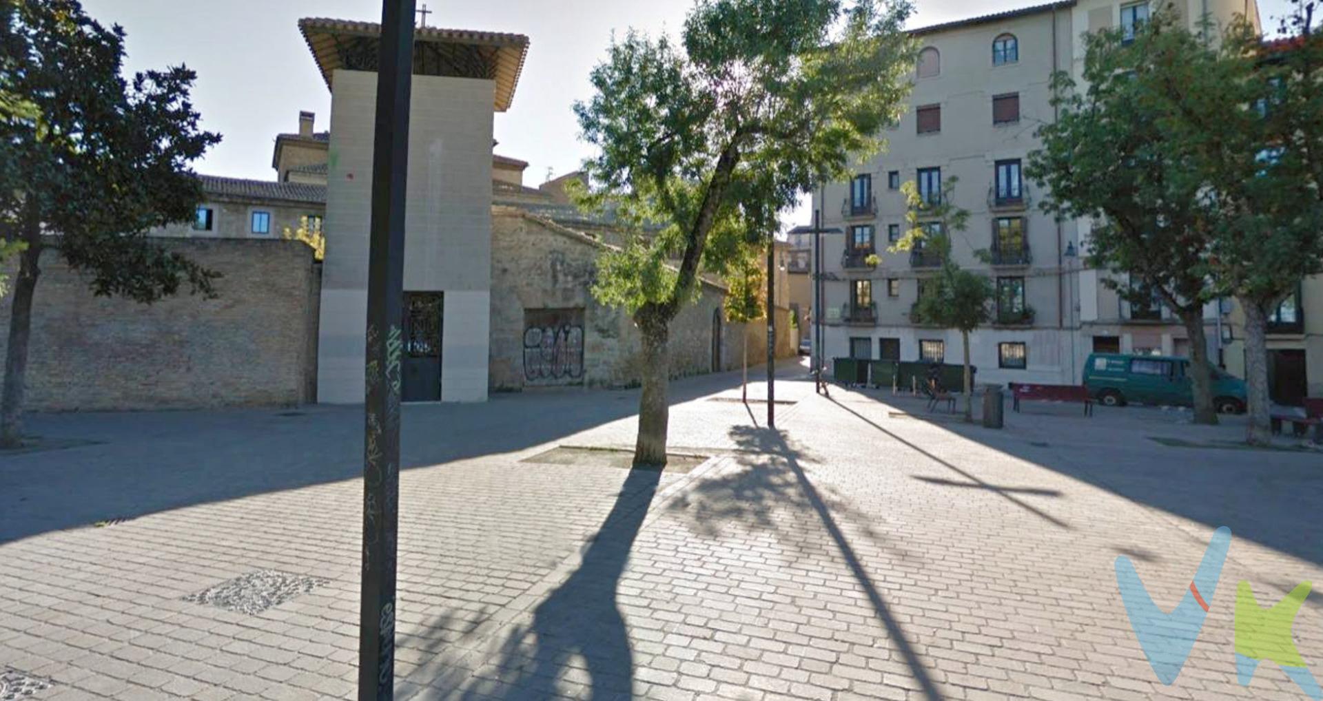 Oportunidad única para montar tu propio negocio. ¿Tienes experiencia en el sector y quieres lanzarte a crear tu propio proyecto?  Local preparado como bar con todo lo necesario para empezar la aventura en hostelería. Se ubica en pleno casco viejo, en calle Descalzos, a la altura del cruce con Jarauta, San Lorenzo y Santo Andía. Cercano a la bonita plaza Virgen de la O y Recoletas. Cuenta con una amplia barra, zona de mesas  individuales y dobles, dos aseos y cocina totalmente equipada con acceso a zona  para las cámaras y espacio de almacén. Información: Las superficies expresadas en esta página tienen carácter descriptivo y son aproximadas. Datos meramente informativos, sin valor contractual. Mobiliario en inventario. El PVP indicado no incluye impuestos (ITP, IVA o AJD en su caso) ni otros gastos de transmisión (registro de la propiedad, Notaría, Gestoría de posible financiación..).  