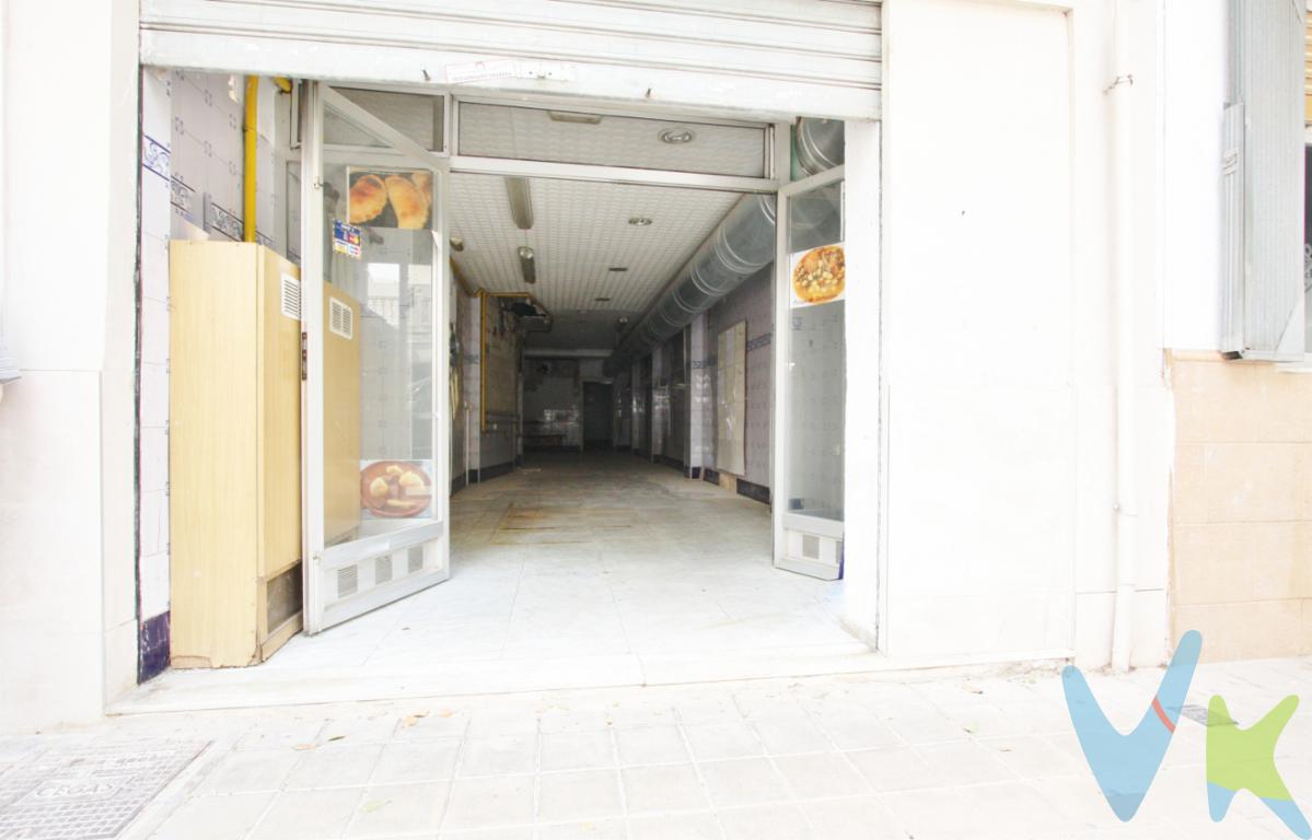 Esta es tu oportunidad de adquirir un local de total 83m² a pie de calle en Manises, con múltiples posibilidades de uso, local o vivienda, ya que registralmente consta como vivienda.A tan solo 2 minutos andando de la estación de metro (Roses), calle paralela a la calle Mayor de Manises y muy cerca del aeropuerto, encontrarás este inmueble con gran potencial para adaptarlo a las necesidades de tu negocio o para inversión.Dispone de una amplia zona principal diáfana de 78m², un baño y un espacio de trastienda de unos 5m² que antiguamente era patio, y en la actualidad es ideal como almacén, cocina o zona privada por su cerramiento. Además, cuenta con salida de humos ya instalada, ya que anteriormente funcionó como casa de comidas. Se trata de un inmueble versátil y con muchas posibilidades de aprovechamiento, ubicado en una zona muy bien comunicada. Una oportunidad que merece la pena visitar.Si tienes que vender antes tu vivienda, llámanos y te asesoramos cómo hacerlo para además tener los mínimos gastos posibles y todas las garantías. Agencia Registrada con el nº00516 en el Registro Obligatorio de Agentes Inmobiliarios de la Comunidad Valenciana.Por mandato expreso del propietario, COMERCIALIZAMOS ESTE INMUEBLE EN EXCLUSIVA COMPARTIDA, lo que le garantiza el acceso a toda la información, a un servicio de calidad, un trato fácil, sencillo y sin interferencias de terceros. Por este motivo, se ruega NO MOLESTAR AL PROPIETARIO, a los ocupantes de la propiedad o a los vecinos. Muchas gracias por su comprensión. La oferta está sujeta a cambios de precio o retirada del mercado sin previo aviso. Este anuncio en su conjunto, incluyendo textos, fotos, imágenes o cualquier otro contenido de este, no es vinculante dado que la información es ofrecida por terceros y puede contener errores. Se muestra a título informativo y no contractual. El precio del inmueble no incluye los honorarios de la agencia que ascienden a 4000 + IVA del precio final del inmueble, ni los gastos de notaría y registro de la propiedad (que están sujetos a aranceles y varían dependiendo del precio de escrituración), ni los impuestos (que en la Comunitat Valenciana varían dependiendo del precio del inmueble y de las características personales del comprador). Esta propiedad se pone a la venta con toda la documentación comprobada y en regla, por lo que ofrecemos GARANTIAS a los compradores.