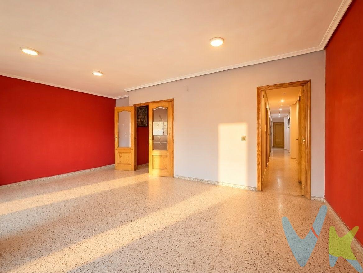 Este luminoso piso se encuentra en una de las zonas más demandadas de Torrent, en la Calle Germanies, destacando por su proximidad a la parada de Metro Avinguda. Disfrutará de una excelente conexión con Valencia y todos los servicios esenciales a su alcance: comercios, supermercados, centros educativos y zonas verdes. Características Principales:. La vivienda está situada en una planta alta, lo que le proporciona abundante luz natural y vistas despejadas. El edificio cuenta con ascensor. Distribución y Estado:. Con una distribución pensada para la comodidad, el piso cuenta actualmente con tres amplias habitaciones (originalmente eran cuatro, lo que indica una reforma previa para ganar espacio en las estancias). Comedor: Espacioso y muy luminoso, ideal para crear diferentes ambientes de salón y zona de estar. Cocina: Funcional y bien conservada, equipada con una práctica galería anexa que ofrece un espacio adicional muy útil para lavandería y almacenamiento. Baños: Dispone de dos cuartos de baño completos. Listo para Entrar a Vivir:. La vivienda se encuentra en un estado impecable, lista para que sus nuevos propietarios puedan mudarse de inmediato. Una oportunidad perfecta para establecer su hogar en Torrent con todas las comodidades. VENTA:. PVP 195.000€.  . Gastos e impuestos no incluidos en el precio. La compra conlleva impuestos y gastos de formalización para el comprador. A título orientativo se informa que en segundas transmisiones el ITP con carácter general en  Valencia es del 10%, pudiendo existir otros tipos impositivos atendiendo a las circunstancias  personales del comprador u otras circunstancias previstas legalmente. Base imponible del impuesto el mayor valor entre el precio de compraventa, la tasación o el valor de referencia catastral. En cuanto a los gastos de notaría y registro, en su caso,  suelen oscilar aprox; entre 1,5% y 2,5% (aranceles variables según precio, n.º de copias y complejidad). El comprador elige notario. Si el comprador precisase de hipoteca: tasación, condiciones y costes bancarios serán según entidad elegida por el comprador, así como los gastos de gestoría, y cualesquiera otros gastos inherentes a la formalización de la compraventa que legalmente correspondan a la parte compradora, salvo pacto expreso en contrario con el vendedor. El consumidor tiene, conforme a la normativa vigente, a su disposición información y documentación adicional relativa al inmueble y condiciones de la compraventa, que podrá ser consultada en C/Joaquín Costa 4, bajo 46005 Valencia o urbe2@remax.es. Honorarios de mediación inmobiliaria a cargo del  COMPRADOR: (3% del precio final de venta más IVA (21%), salvo otro pacto.); y de VENDEDOR (según acuerdo con el mismo). . Se informa al consumidor que la agencia actúa como intermediaria inmobiliaria en la operación, estando cualquier eventual compraventa y sus condiciones sujeta a la aceptación expresa del propietario-vendedor y a la posterior formalización del correspondiente contrato.